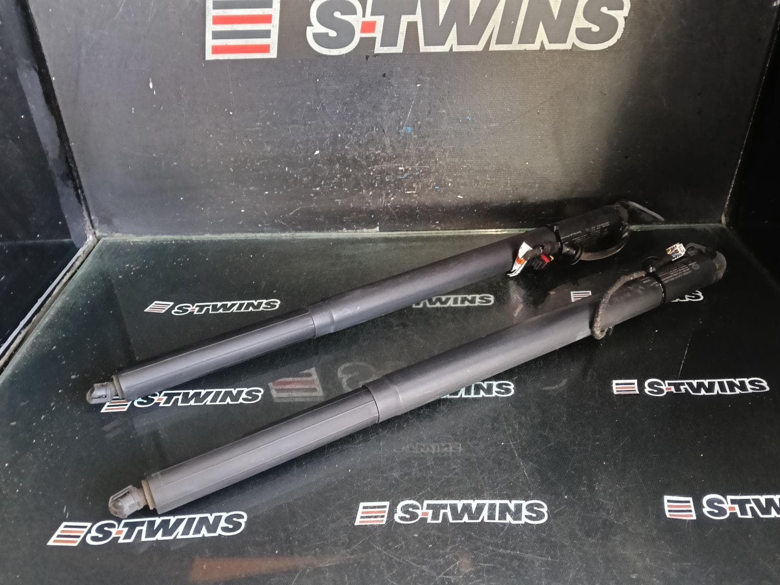 Used auto part listing image: 2016 HYUNDAI TUCSON HATCH STRUT TAILGATE LIFT MOTOR (PAIR), TL, 06/15-01/21 0000421845