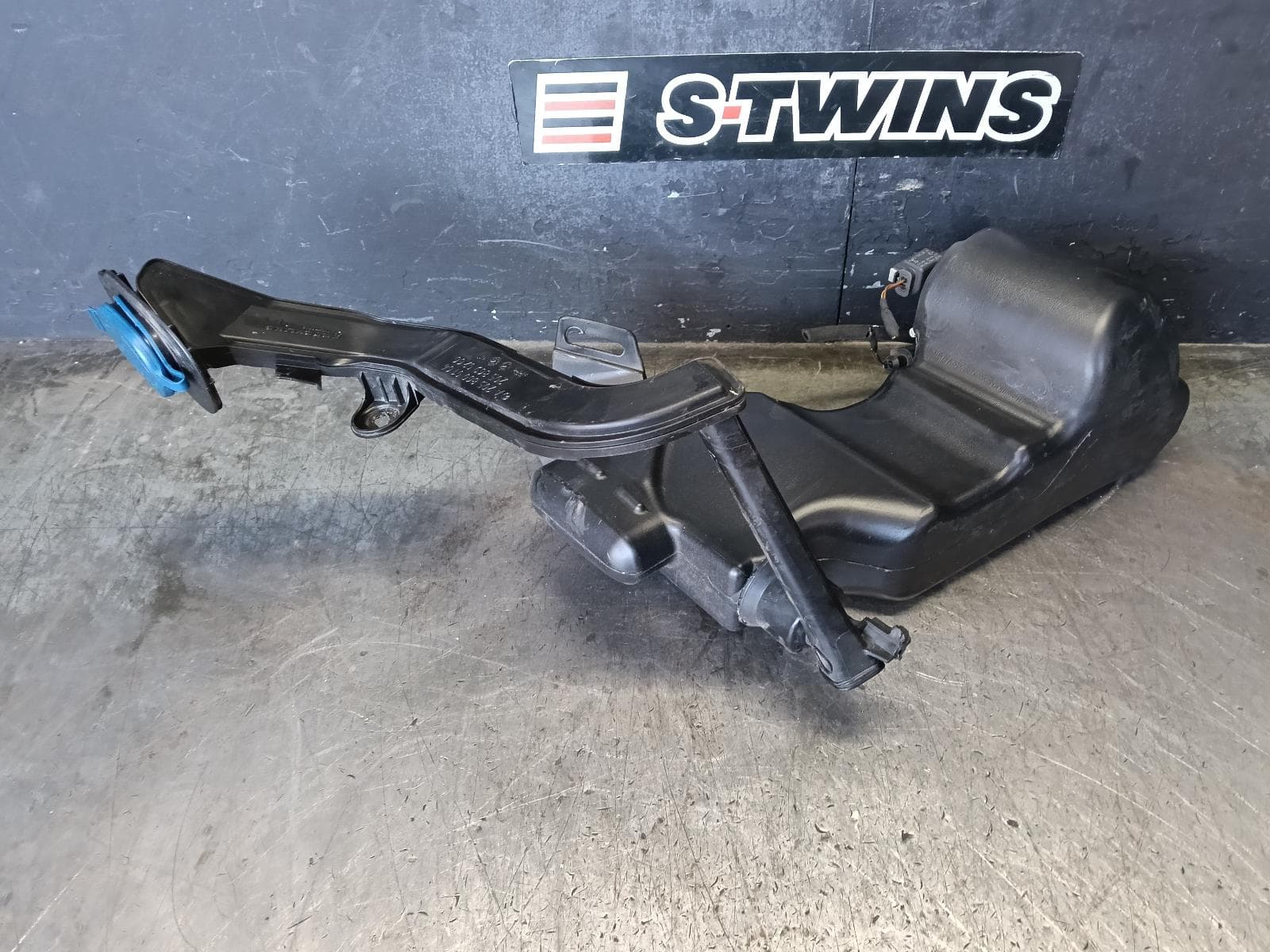 Used auto part listing image: 2014 MERCEDES C CLASS WASHER BOTTLE W205/S205/C205/A205, 06/14-07/23 0000421831
