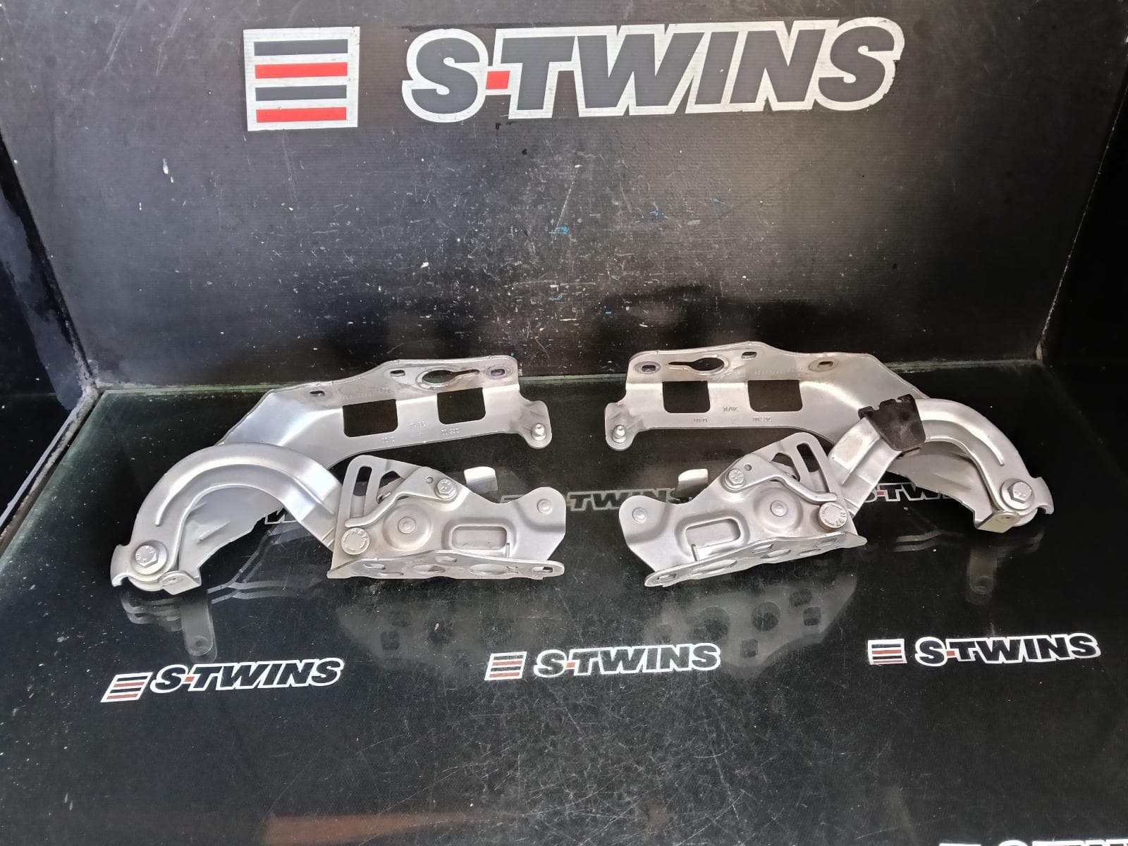 Used auto part listing image: 2014 MERCEDES C CLASS BONNET HINGE STRUT HINGES (PAIR), A205/C205/S205/W205, 06/14-09/21 0000421832