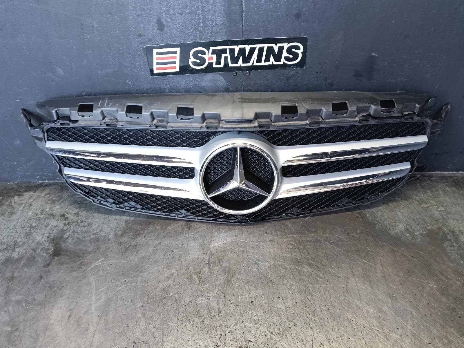 Used auto part listing image: 2014 MERCEDES C CLASS GRILLE RADIATOR GRILLE, W205/S205, SEDAN/WAGON, TWO STRIPES INSERT, NON RADAR TYPE, 06/14-07/18 0000421825