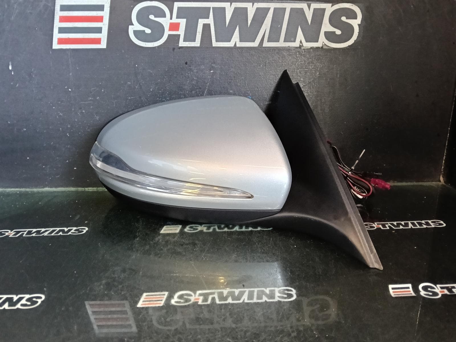 Used auto part listing image: 2014 MERCEDES C CLASS RIGHT DOOR MIRROR W205/S205, SEDAN/WAGON, NON AMG, W/ CHROME FLASHER, MEMORY TYPE, COLOR CODED, 06/14-02/15 0000421829