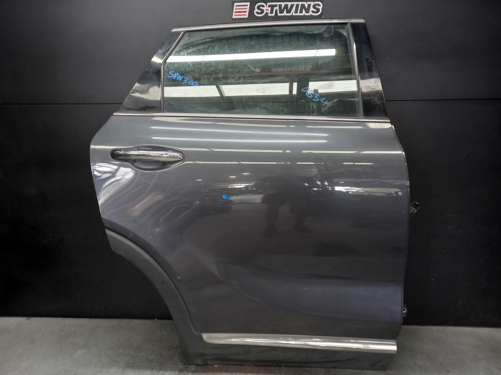 Used auto part listing image: 2016 KIA SORENTO RIGHT REAR DOOR SLIDING UM, 03/15-02/20 0000383002