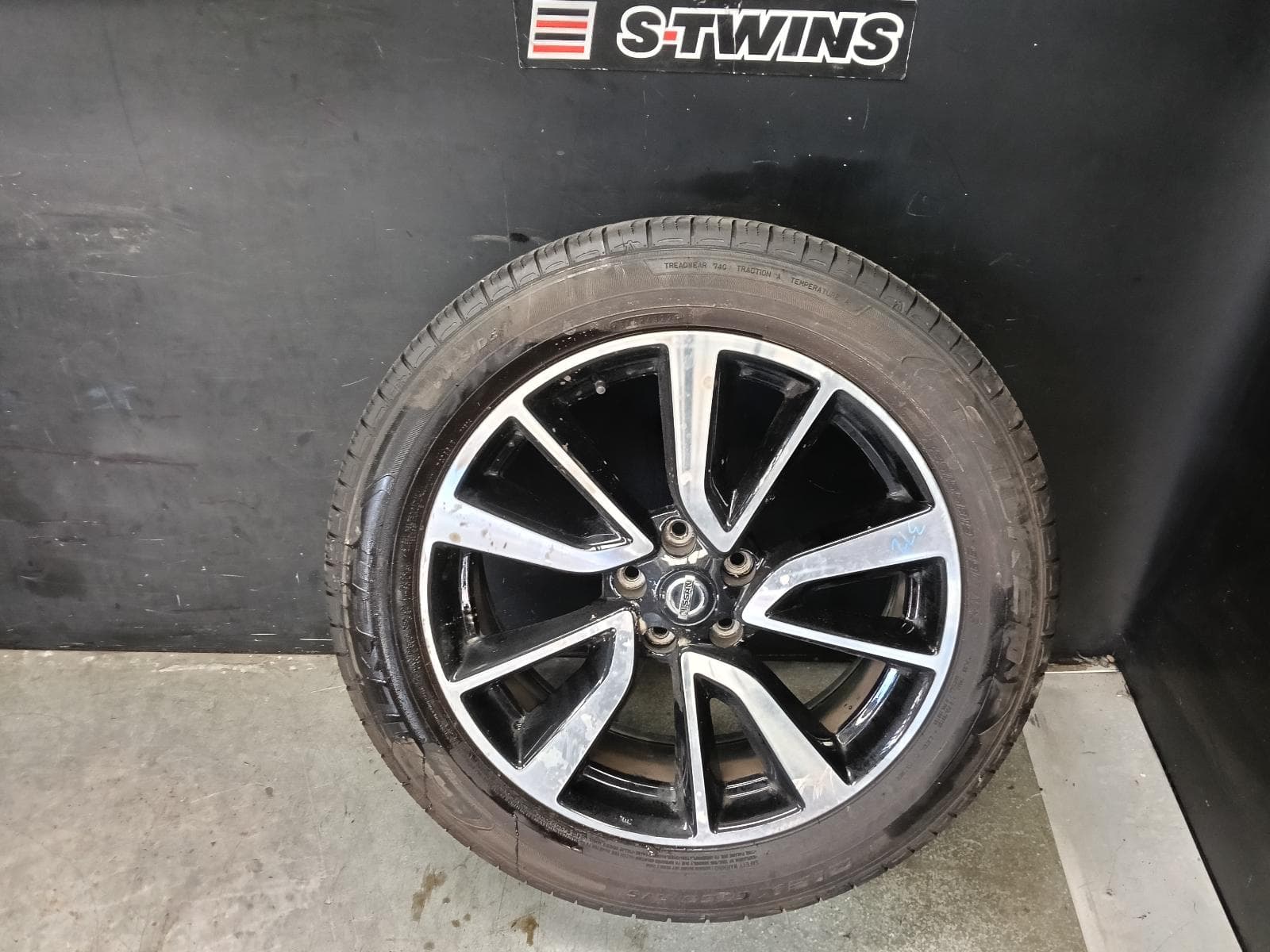 Used auto part listing image: 2021 NISSAN XTRAIL WHEEL MAG FACTORY, 5 V SPOKE, 19X7IN, T32, 02/17-07/22 0000414674