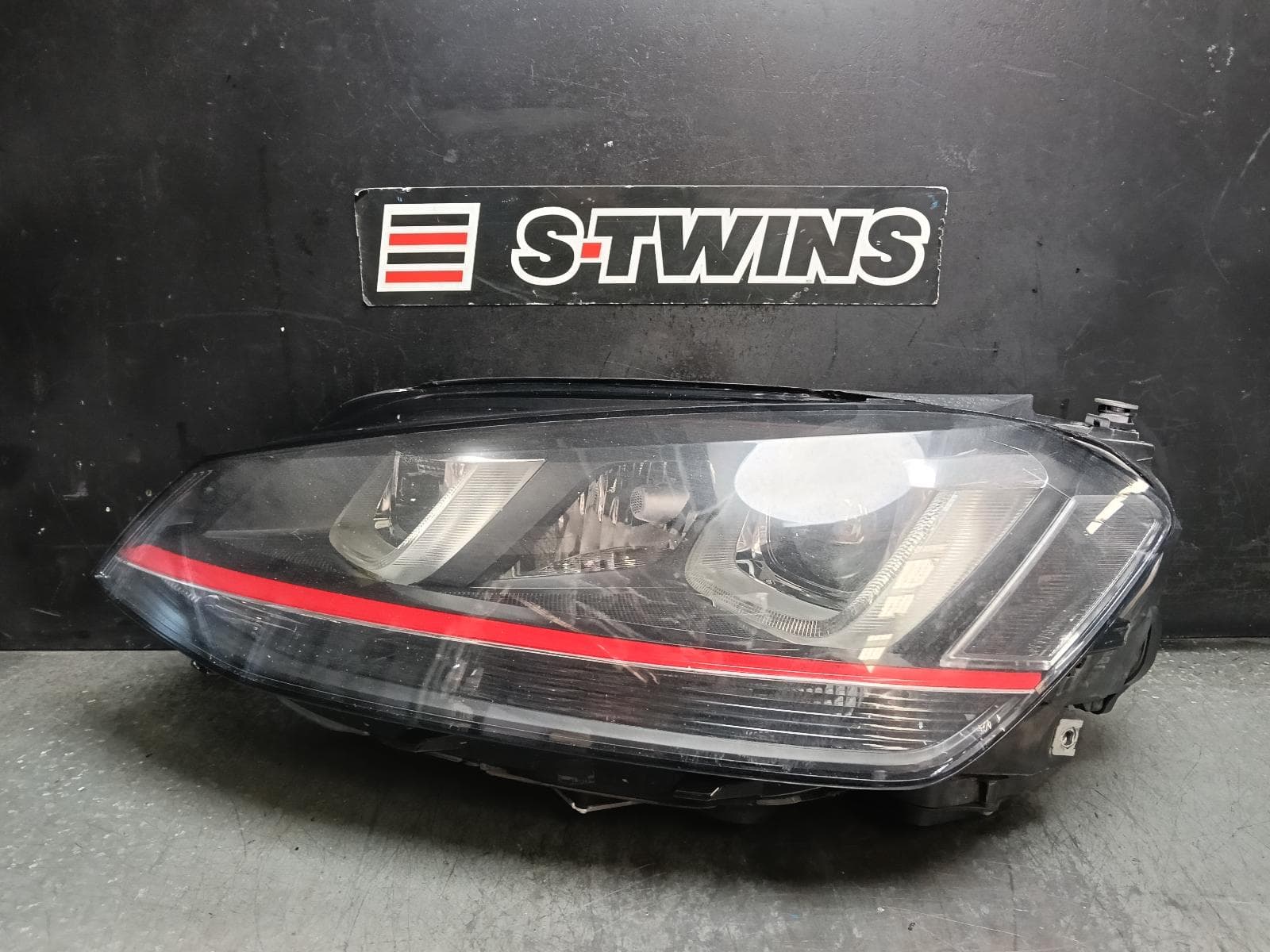 Used auto part listing image: 2014 VOLKSWAGEN GOLF LEFT HEADLAMP GEN 7, W/ BI-XENON TYPE, W/ RED INSERT, 11/13-03/17 0000418933