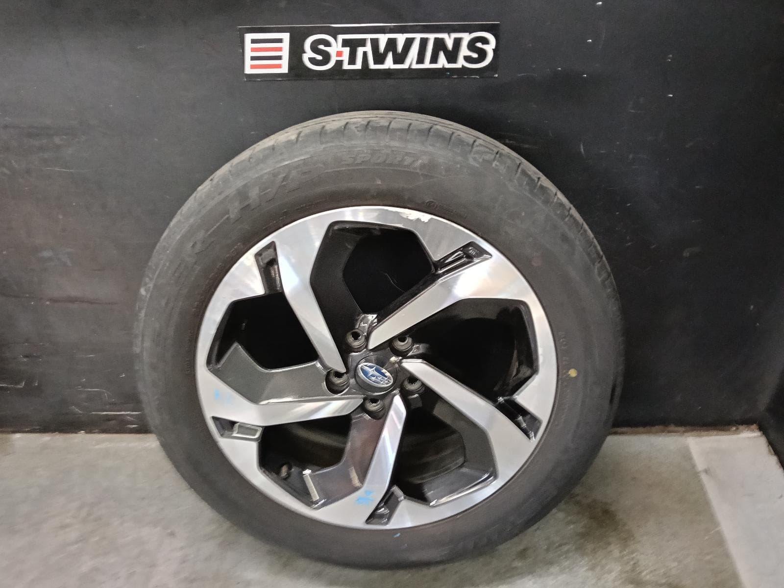 Used auto part listing image: 2022 SUBARU FORESTER WHEEL MAG FACTORY, 18X7IN, 5 SPOKE, SILVER, SK, 09/21-11/24 0000422054