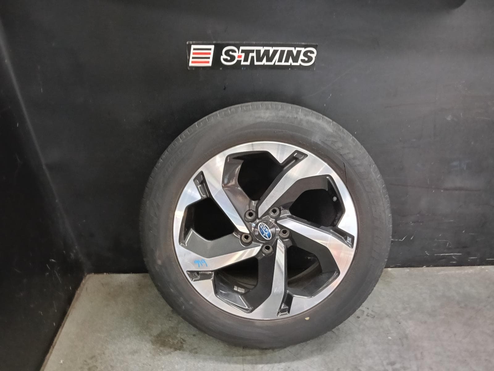 Used auto part listing image: 2022 SUBARU FORESTER WHEEL MAG FACTORY, 18X7IN, 5 SPOKE, SILVER, SK, 09/21-11/24 0000422055