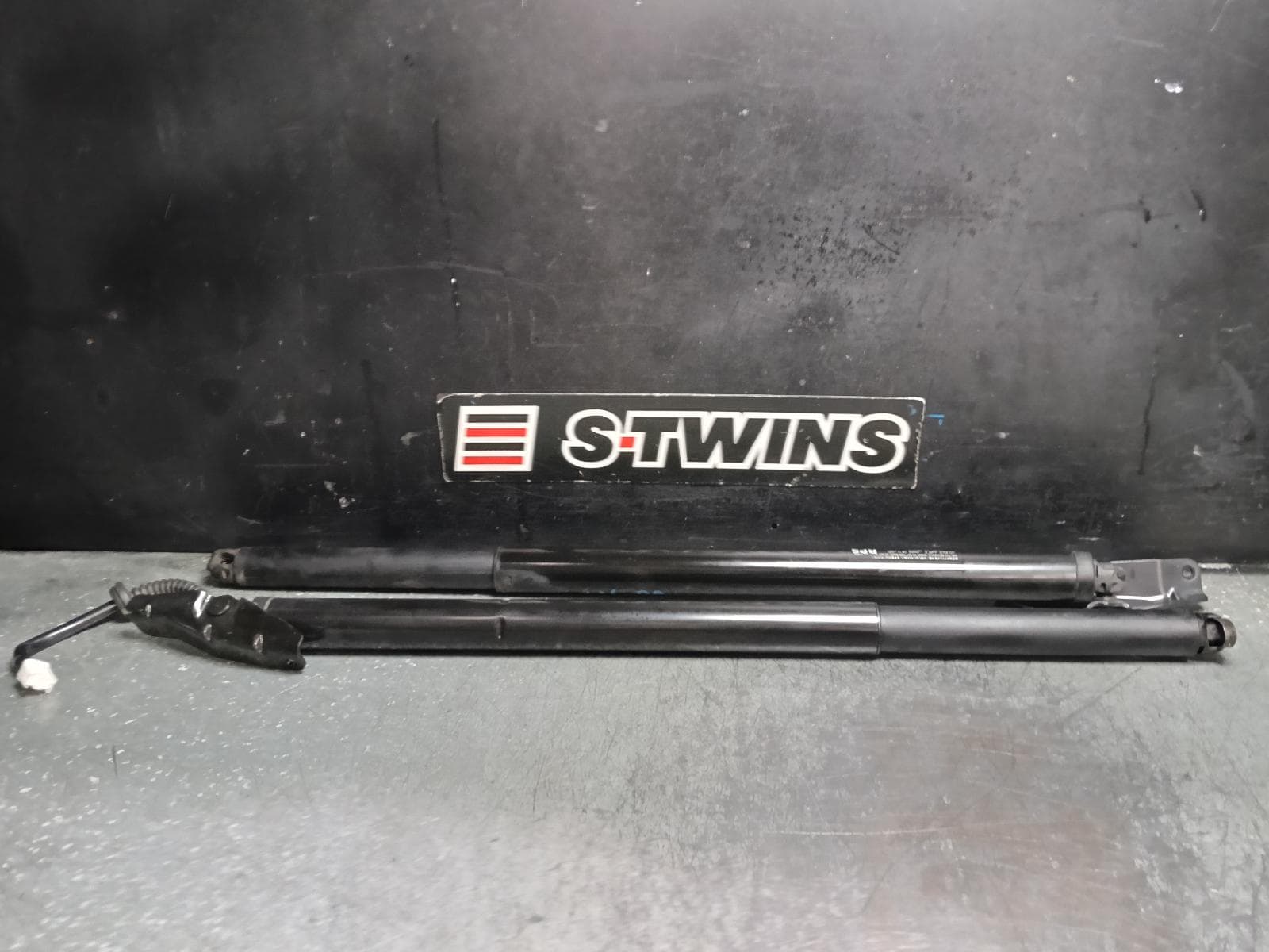 Used auto part listing image: 2022 SUBARU FORESTER HATCH STRUT TAILGATE STRUT (PAIR), SK, POWER TAILGATE TYPE, 08/18-11/24 0000422063
