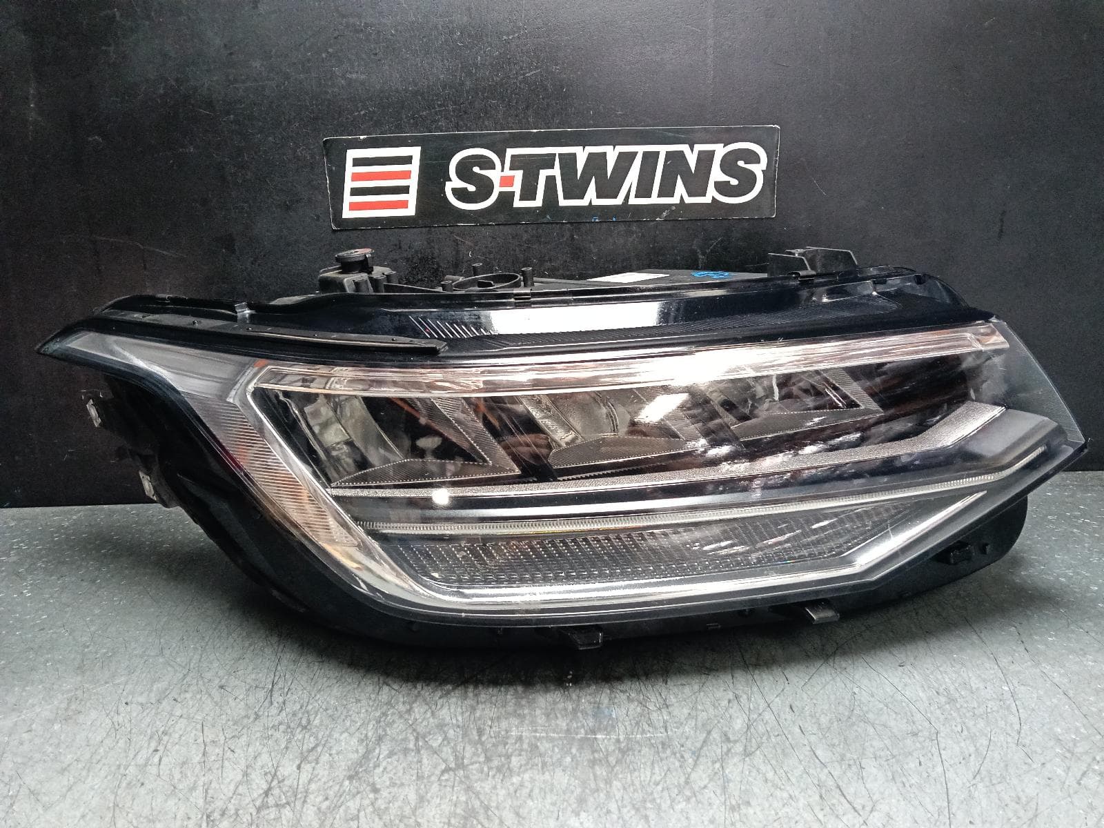 Used auto part listing image: 2023 VOLKSWAGEN TIGUAN RIGHT HEADLAMP 5NA, W/ LED, NON CORNERING TYPE, 06/21-02/24 0000392586