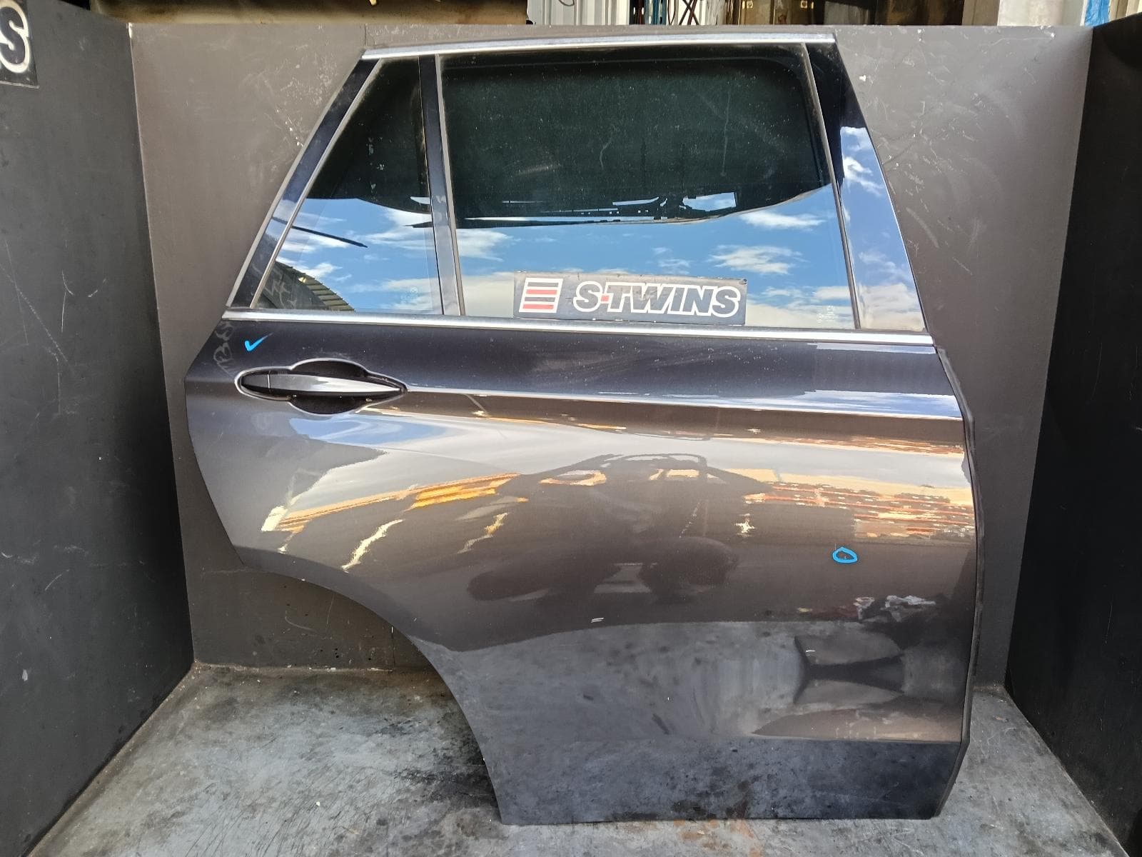 Used auto part listing image: 2017 BMW X5 RIGHT REAR DOOR SLIDING F15, 09/13-07/18 0000422067