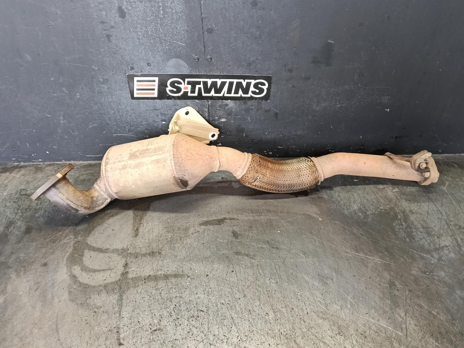 Used auto part listing image: 2015 MAZDA BT50 CATALYTIC CONVERTER DOWNPIPE-CAT TYPE, 3.2, DIESEL, NON DPF INJECTOR/NOZZLE TYPE, UP-UR, 09/11-07/16 0000422014