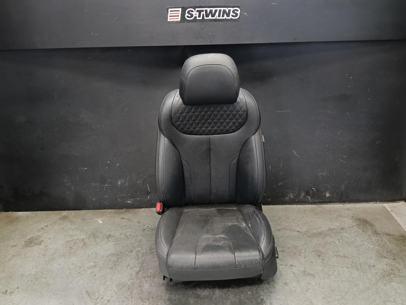 Used auto part listing image: 2019 HYUNDAI SANTA FE FRONT SEAT LH FRONT, TM, LEATHER, BLACK, 03/18-10/23 0000421297