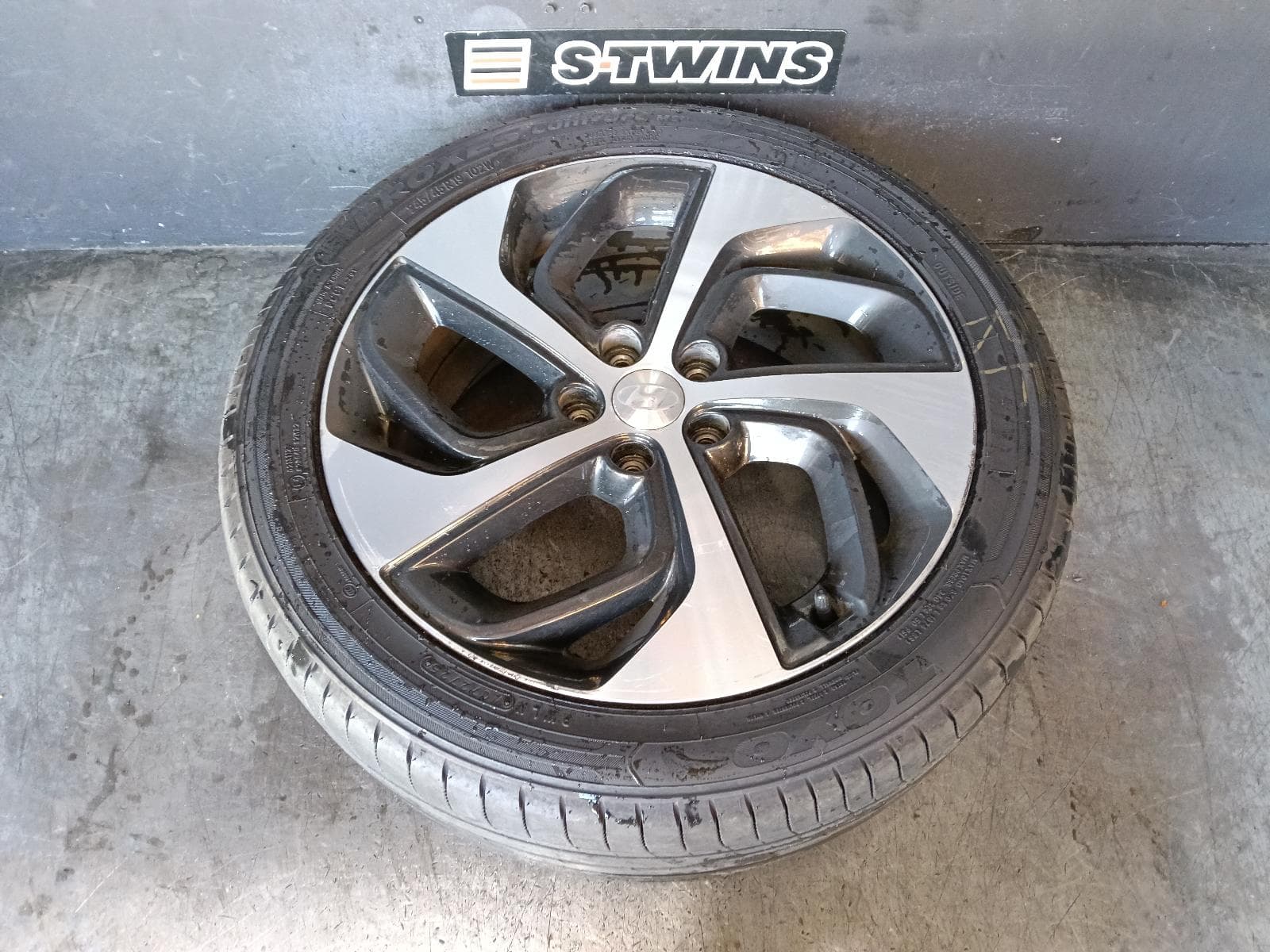 Used auto part listing image: 2016 HYUNDAI TUCSON WHEEL MAG FACTORY, 19X7.5IN, 5 SPOKE, GREY/BLACK, TL, 06/15-06/18 0000421918