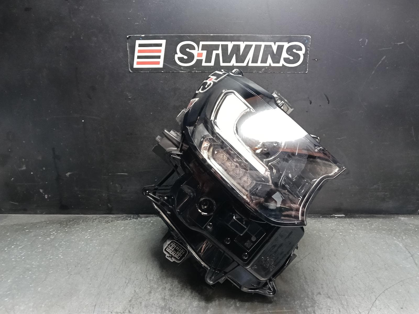 Used auto part listing image: 2025 MAZDA CX60 RIGHT HEADLAMP KH, ADAPTIVE LED, W/ DARK SIGNATURE TYPE, 04/22- 0000419027