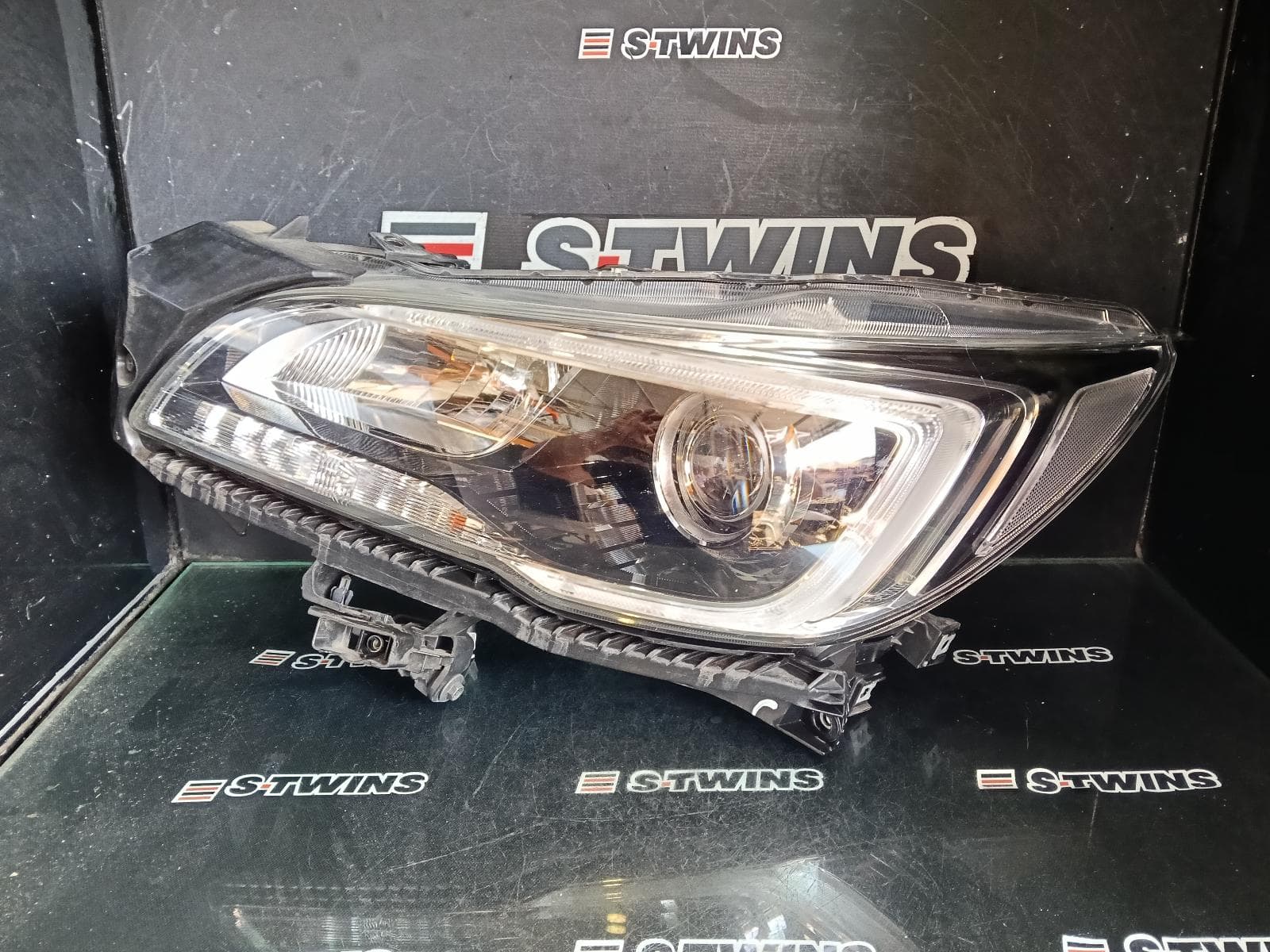 Used auto part listing image: 2017 SUBARU OUTBACK LEFT HEADLAMP 6TH GEN, LED TYPE, 08/14-12/17 0000421937