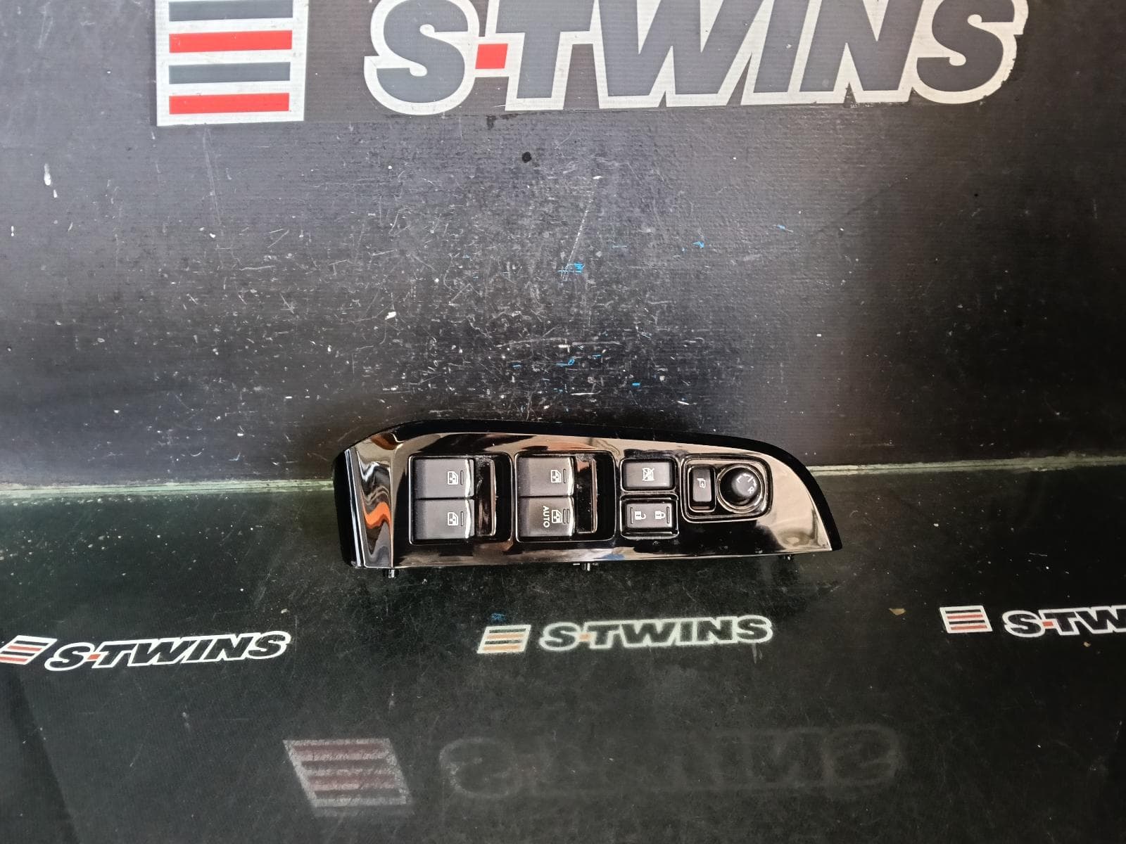 Used auto part listing image: 2017 SUBARU OUTBACK PWR DR WIND SWITCH RH FRONT (MASTER SWITCH), 6TH GEN, CHROME, AL43, 08/14-12/20 0000421948