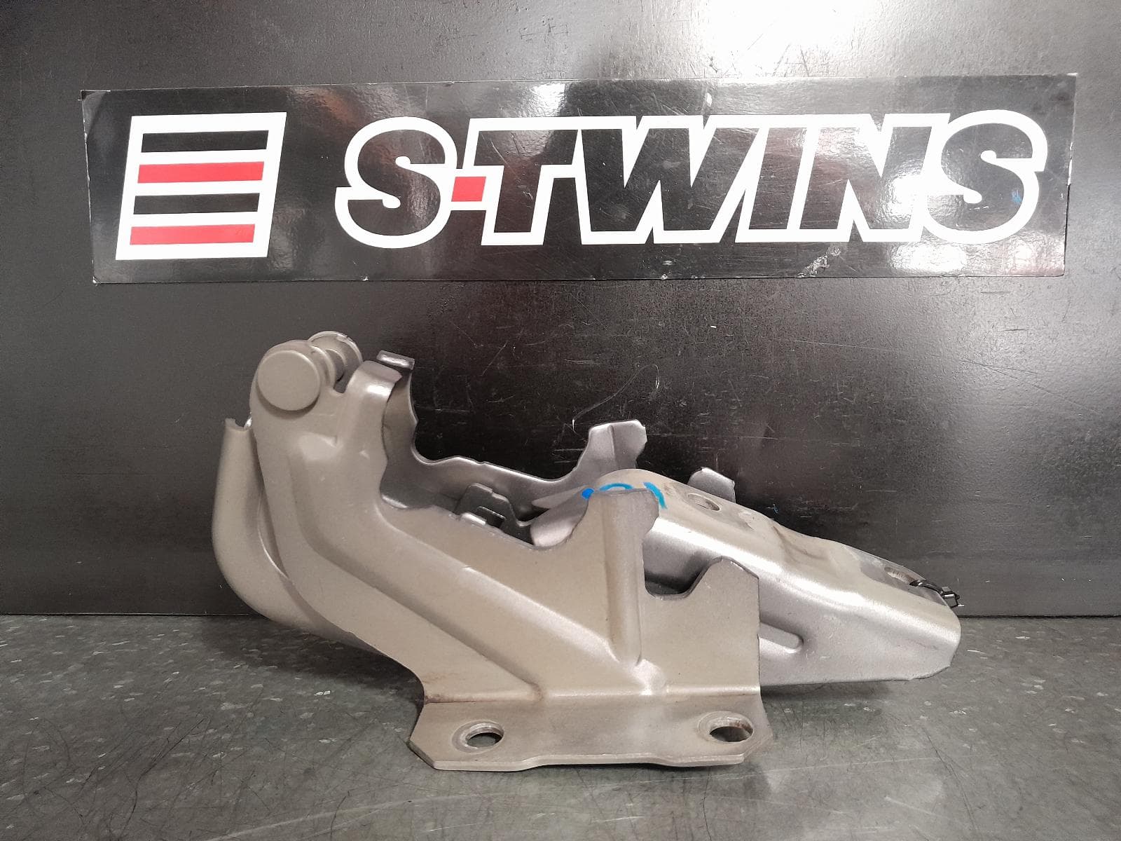 Used auto part listing image: 2017 MITSUBISHI LANCER BONNET HINGE STRUT HINGES (PAIR), CF, 11/15-12/17 0000365554