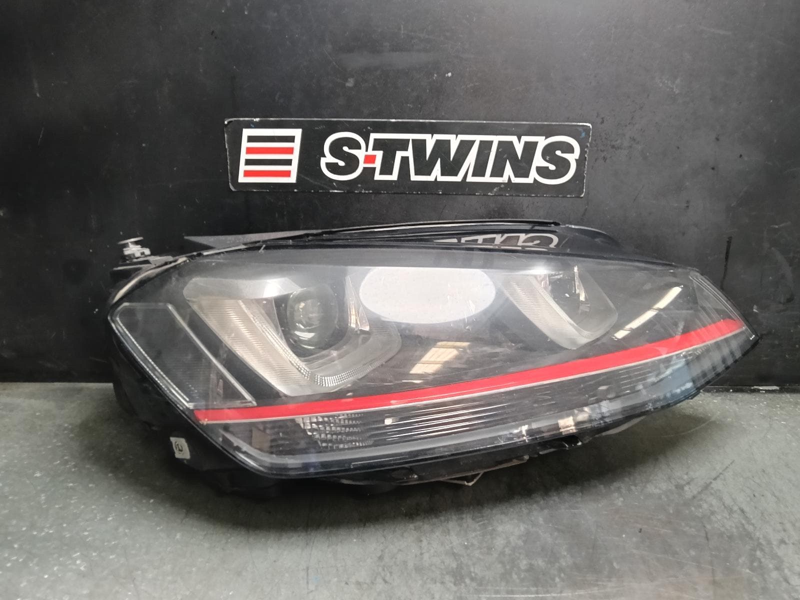 Used auto part listing image: 2014 VOLKSWAGEN GOLF RIGHT HEADLAMP GEN 7, W/ BI-XENON TYPE, W/ RED INSERT, 11/13-03/17 0000418932
