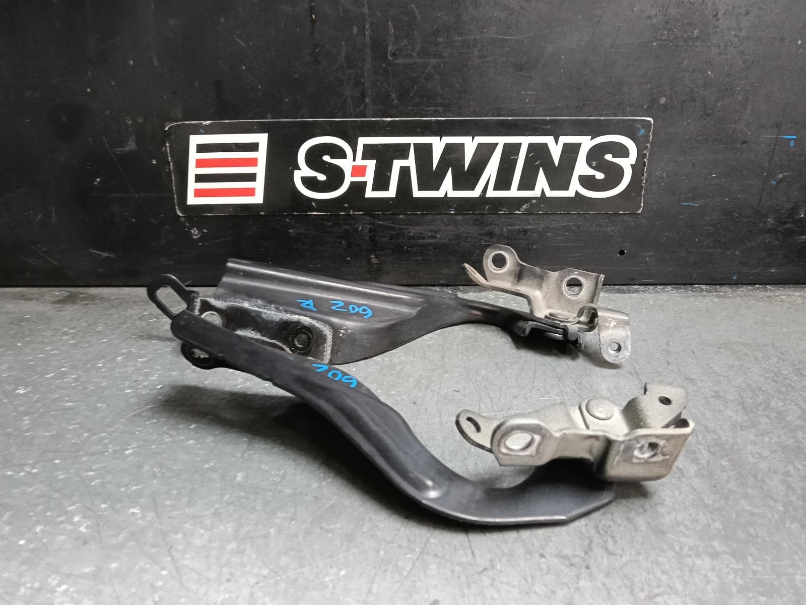 Used auto part listing image: 2017 SUBARU WRX BONNET HINGE STRUT HINGES (PAIR), V1, 03/14-10/21 0000422173