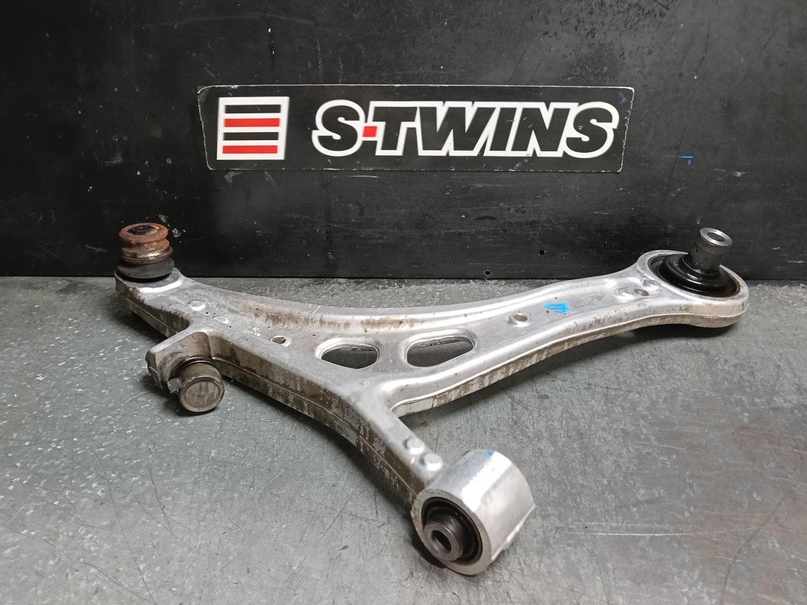 Used auto part listing image: 2017 SUBARU WRX RIGHT FRONT LOWER CONTROL ARM V1, 03/14-10/21 0000422185