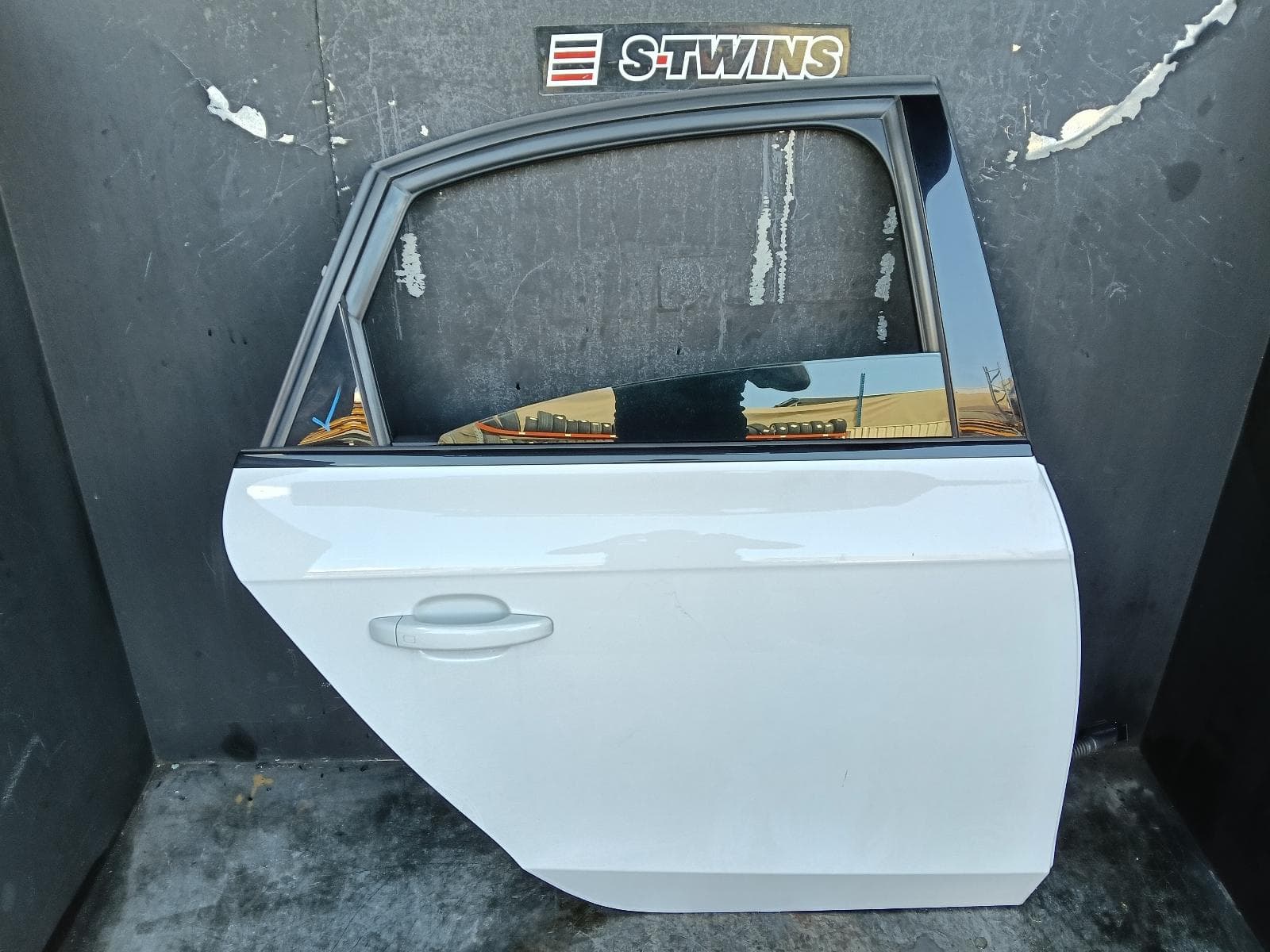 Used auto part listing image: 2014 AUDI A4 RIGHT REAR DOOR SLIDING A4/S4, B8 8K, SEDAN, 02/08-01/16 0000392753