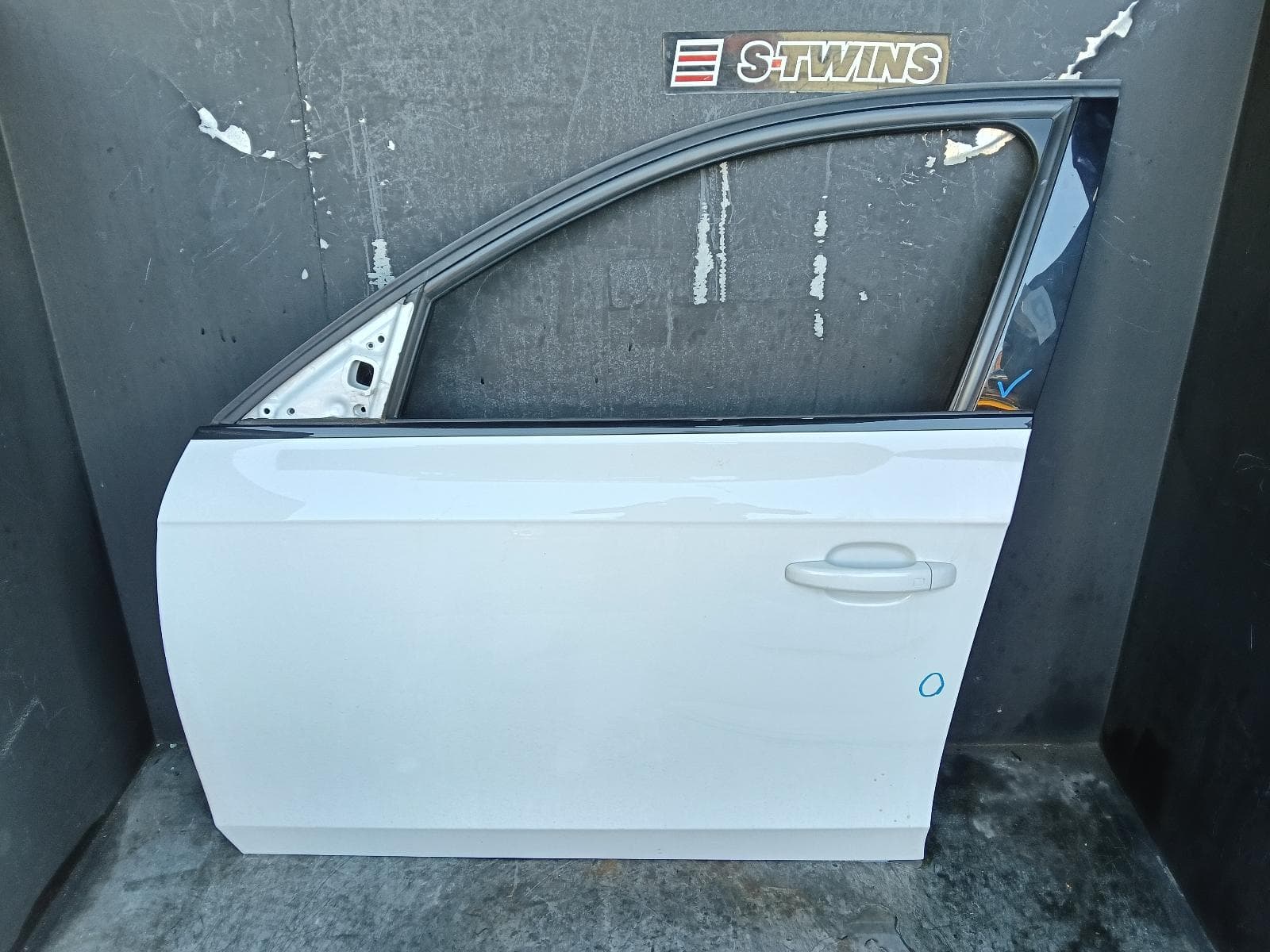 Used auto part listing image: 2014 AUDI A4 LEFT FRONT DOOR A4/S4/RS4, B8 8K, SEDAN/WAGON, 02/08-01/16 0000392751
