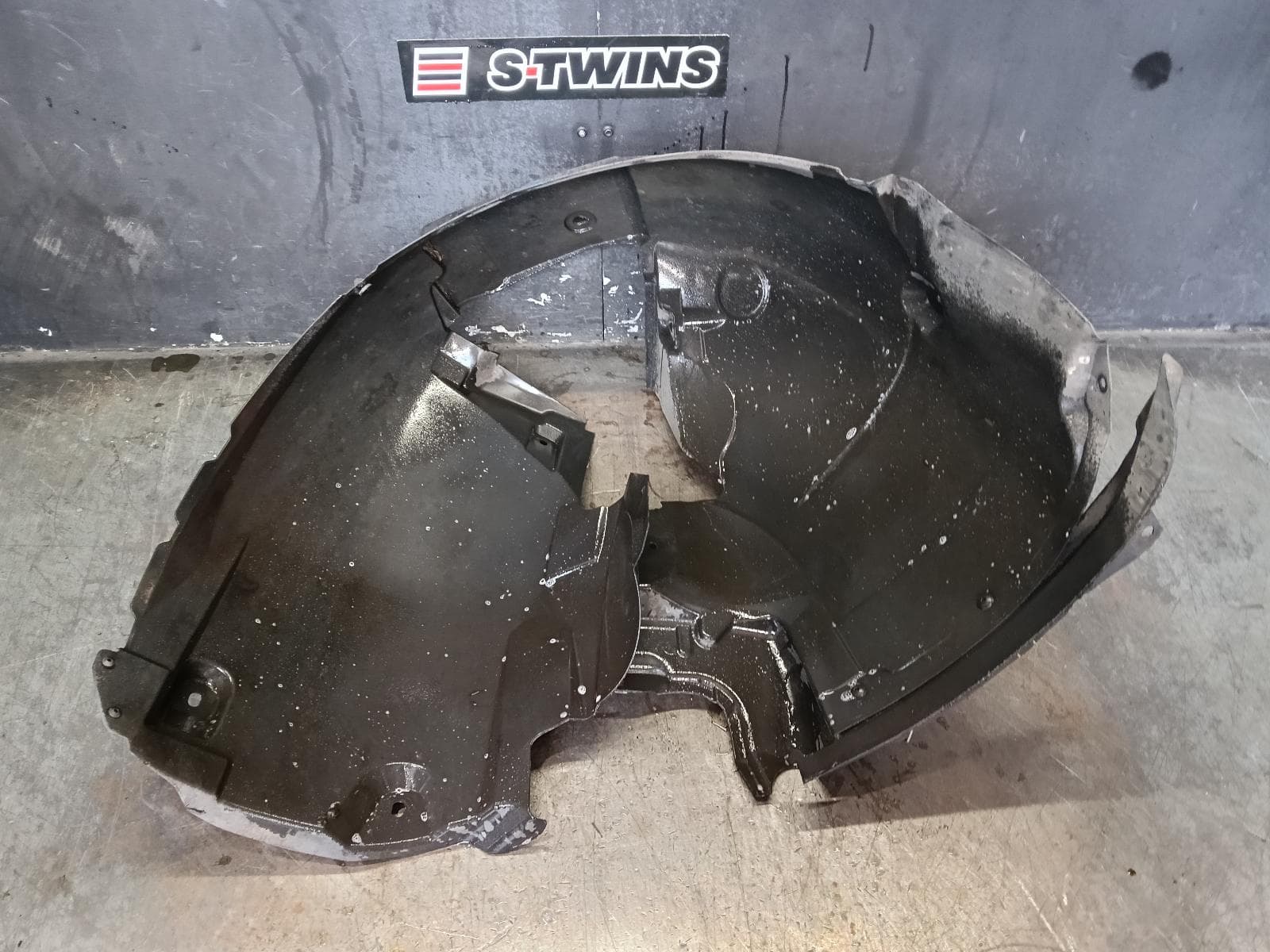 Used auto part listing image: 2014 AUDI A4 RIGHT GUARD LINER B8 8K (A4/S4), FRONT, 07/12-01/16 0000392882