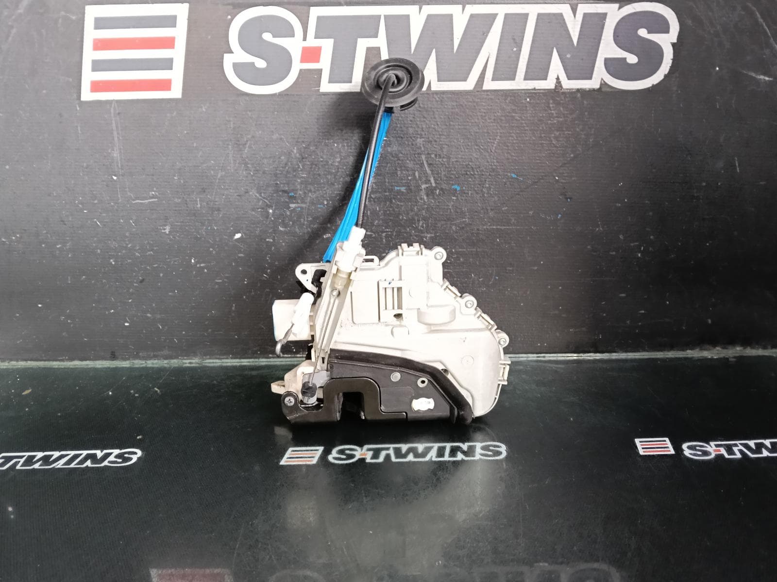Used auto part listing image: 2014 AUDI A4 DOOR BOOT GATE LOCK RIGHT FRONT DOOR LOCK, B8 8K, DUAL ROW (7 PIN), P/N 8J2837016C, 02/08-01/16 0000392883