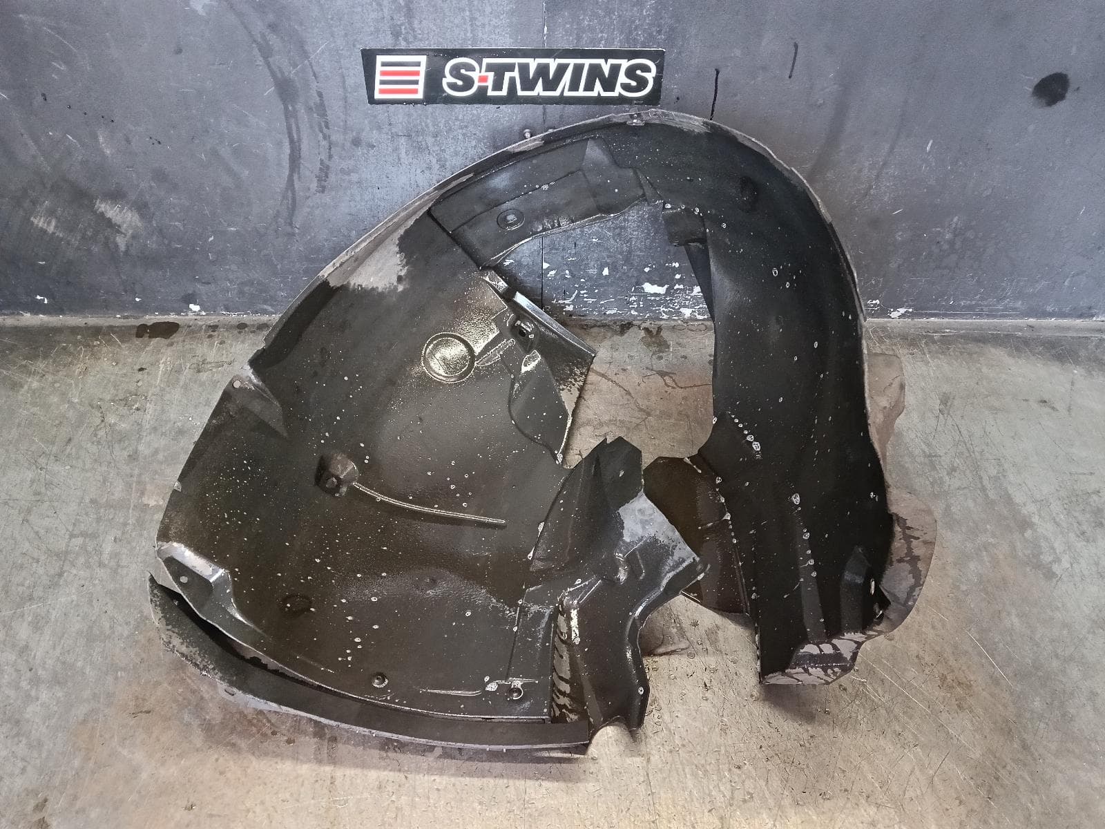 Used auto part listing image: 2014 AUDI A4 LEFT GUARD LINER B8 8K (A4), FRONT, 07/12-01/16 0000392886