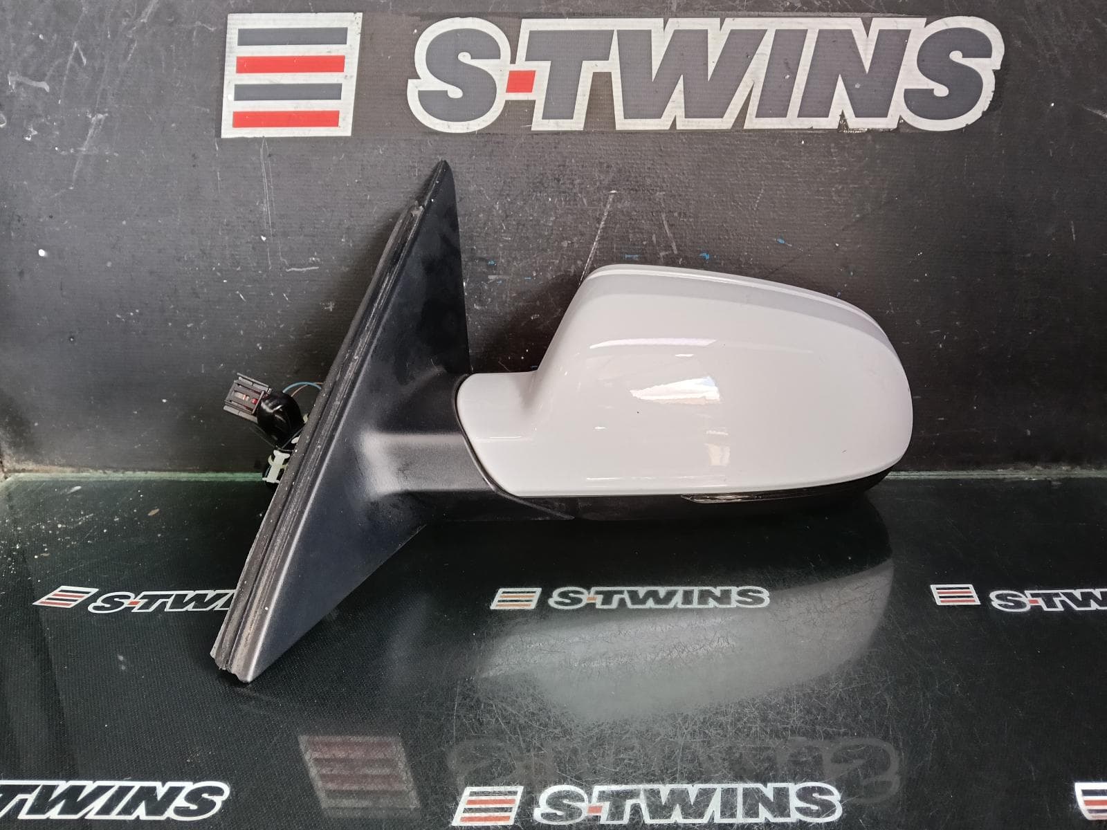 Used auto part listing image: 2014 AUDI A4 LEFT DOOR MIRROR B8 8K, A4/S4, MANUAL FOLD, NO LANE CHANGE ASSIST TYPE, 2 PLUG (6/2 WIRE), 05/09-01/16 0000392887