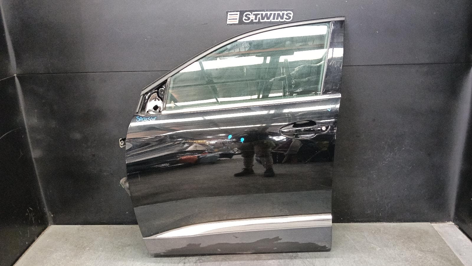 Used auto part listing image: 2018 PEUGEOT 5008 LEFT FRONT DOOR P87, 01/18-12/23 0000402771
