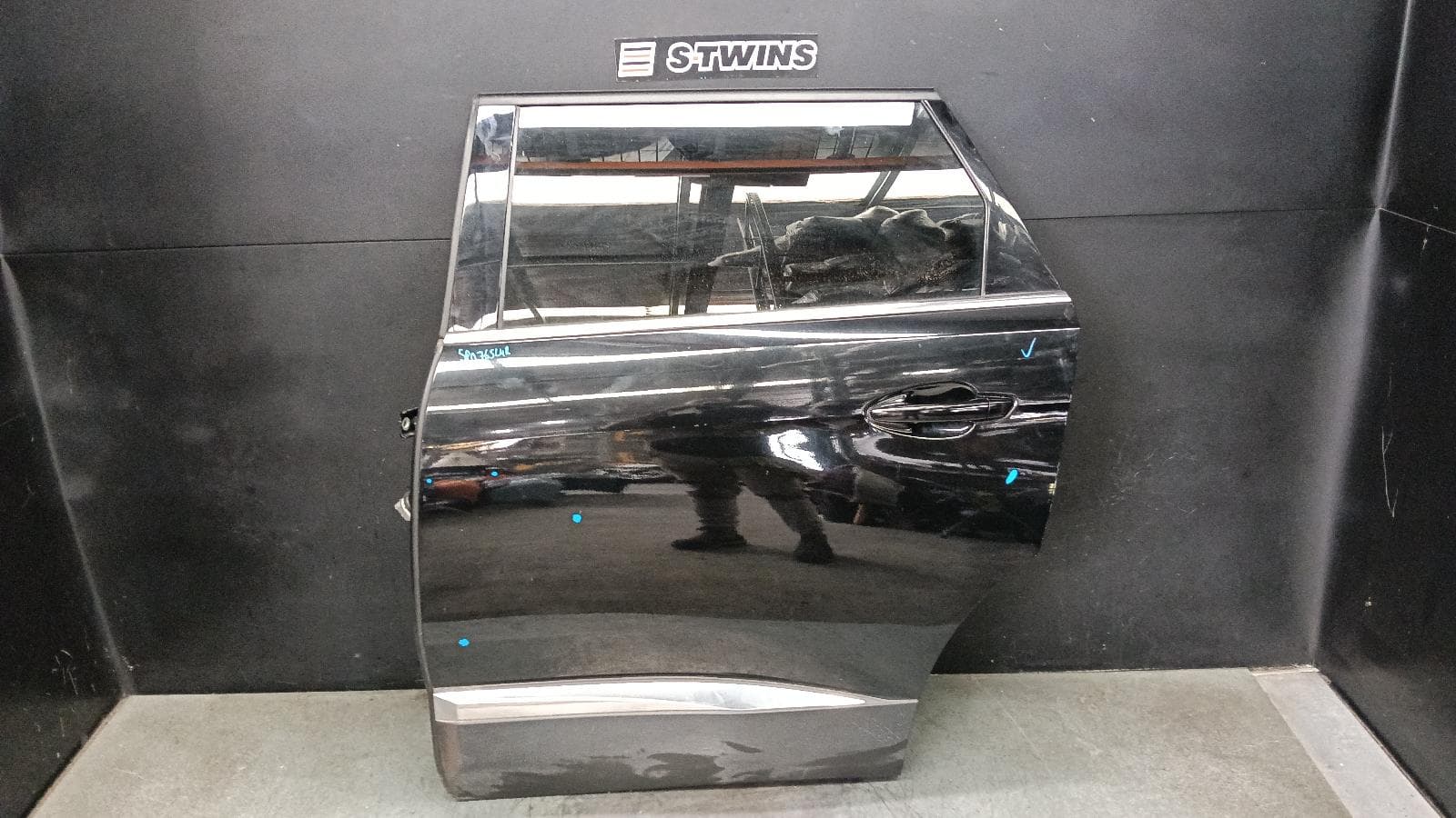 Used auto part listing image: 2018 PEUGEOT 5008 LEFT REAR DOOR SLIDING P87, 01/18-12/23 0000402770