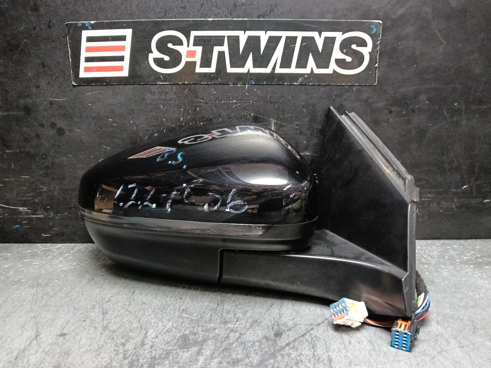 Used auto part listing image: 2018 PEUGEOT 5008 RIGHT DOOR MIRROR P87, POWER FOLD, HEATABLE, W/ MEMORY, W/ BLIND SPOT, COLOUR CODED TYPE, 01/18-02/20 0000402982