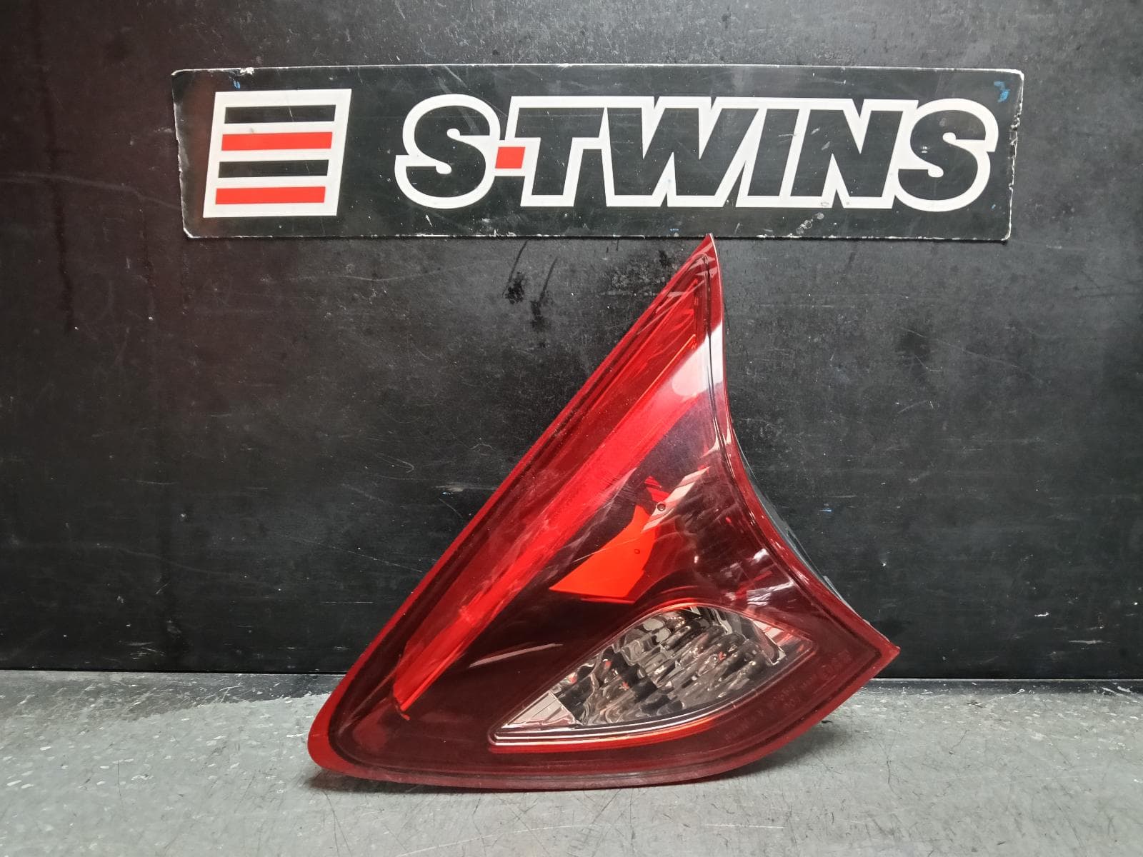 Used auto part listing image: 2016 MAZDA CX5 REAR GARNISH TAILGATE LAMP (RH SIDE), W/ LED TYPE, KE, 12/14-12/16 0000410942