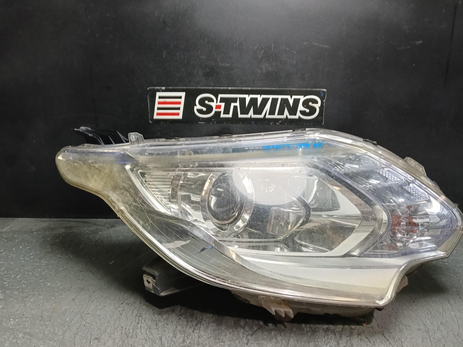Used auto part listing image: 2015 MITSUBISHI TRITON RIGHT HEADLAMP MQ, XENON TYPE, BLUE TINT TOP EDGE TYPE, 03/15-10/18 0000407477