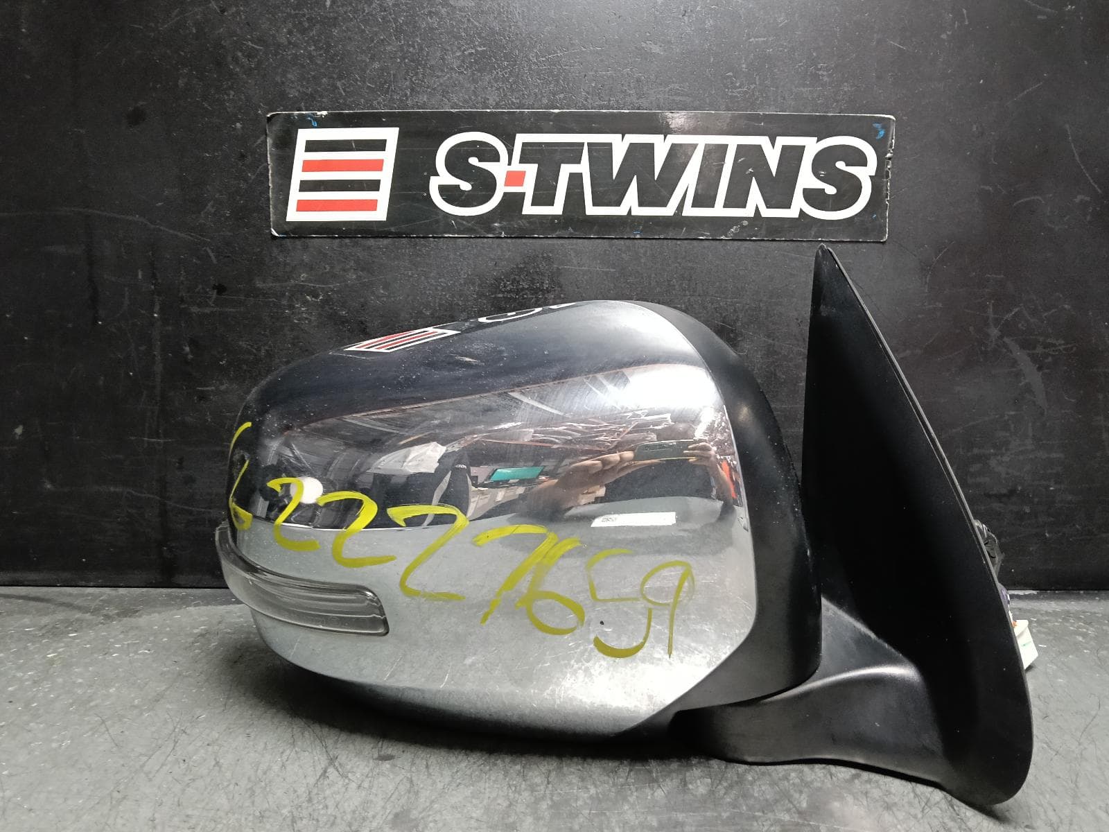 Used auto part listing image: 2015 MITSUBISHI TRITON RIGHT DOOR MIRROR MQ-MR, GLS/EXCEED, CHROME, W/ INDICATOR TYPE, 03/15-10/23 0000407482