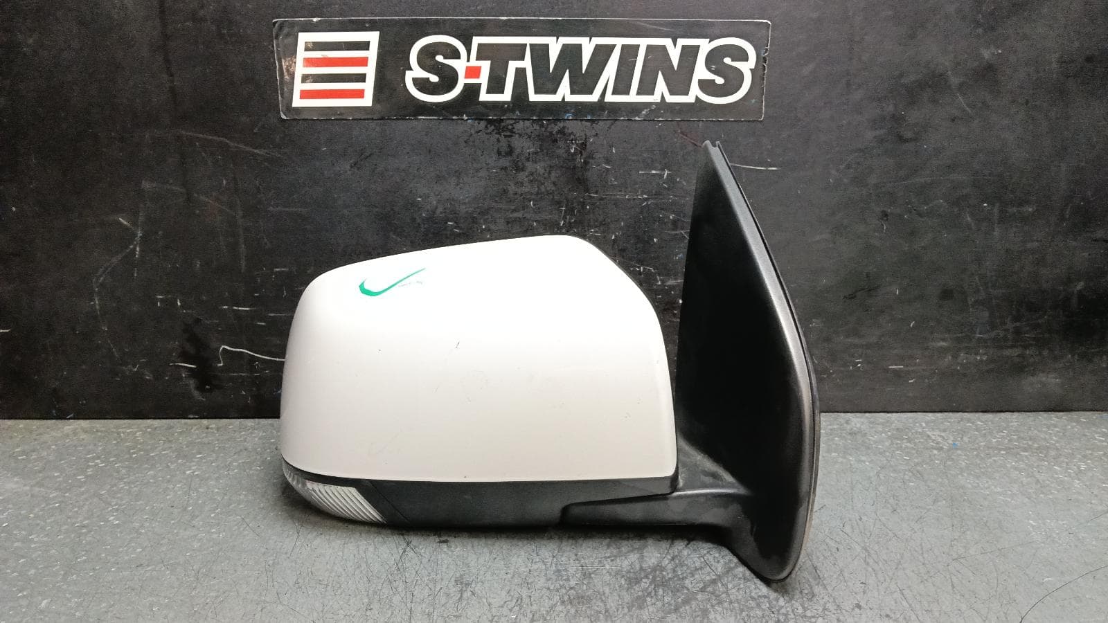 Used auto part listing image: 2015 HOLDEN COLORADO RIGHT DOOR MIRROR RG/RG 7, W/ MANUAL FOLD TYPE, COLOUR CODED, 12/12-12/20 0000399862