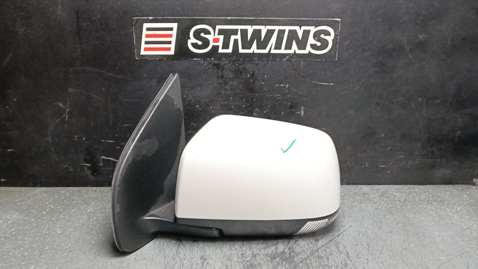 Used auto part listing image: 2015 HOLDEN COLORADO LEFT DOOR MIRROR RG/RG 7, W/ MANUAL FOLD TYPE, COLOUR CODED, 12/12-12/20 0000399863