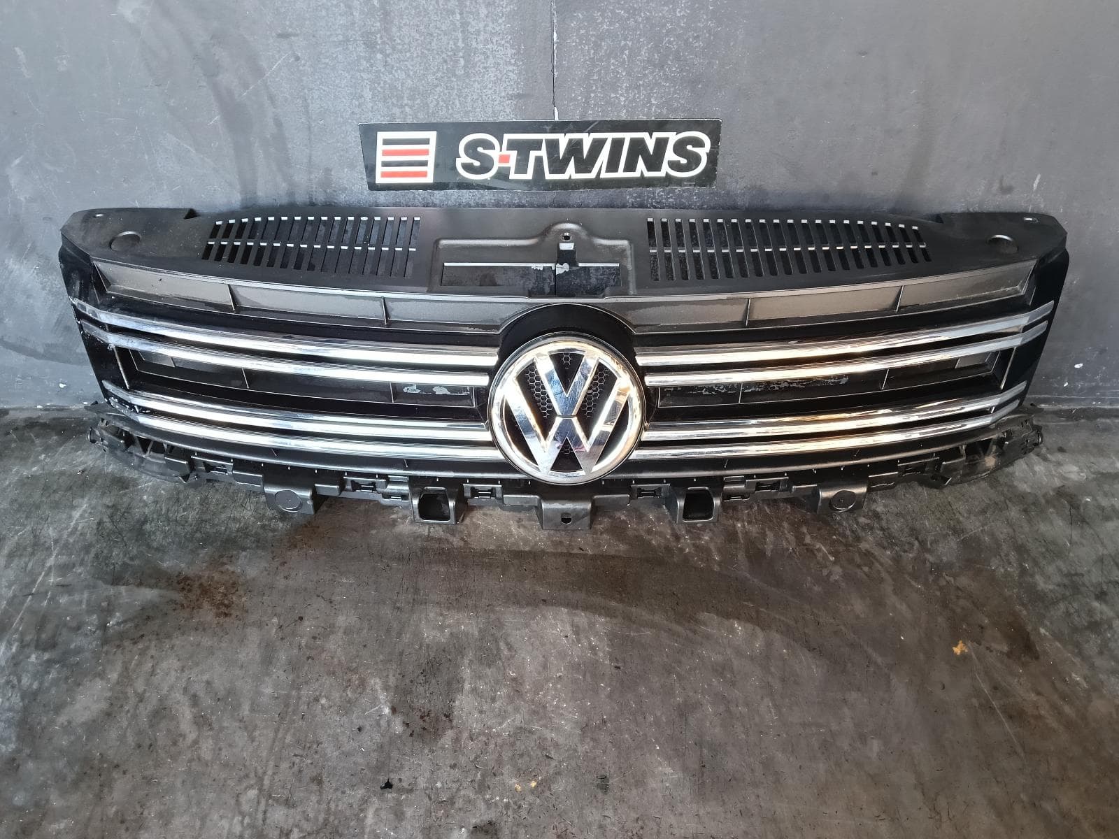 Used auto part listing image: 2014 VOLKSWAGEN TIGUAN GRILLE RADIATOR GRILLE, 5N, 07/11-08/16 0000395521