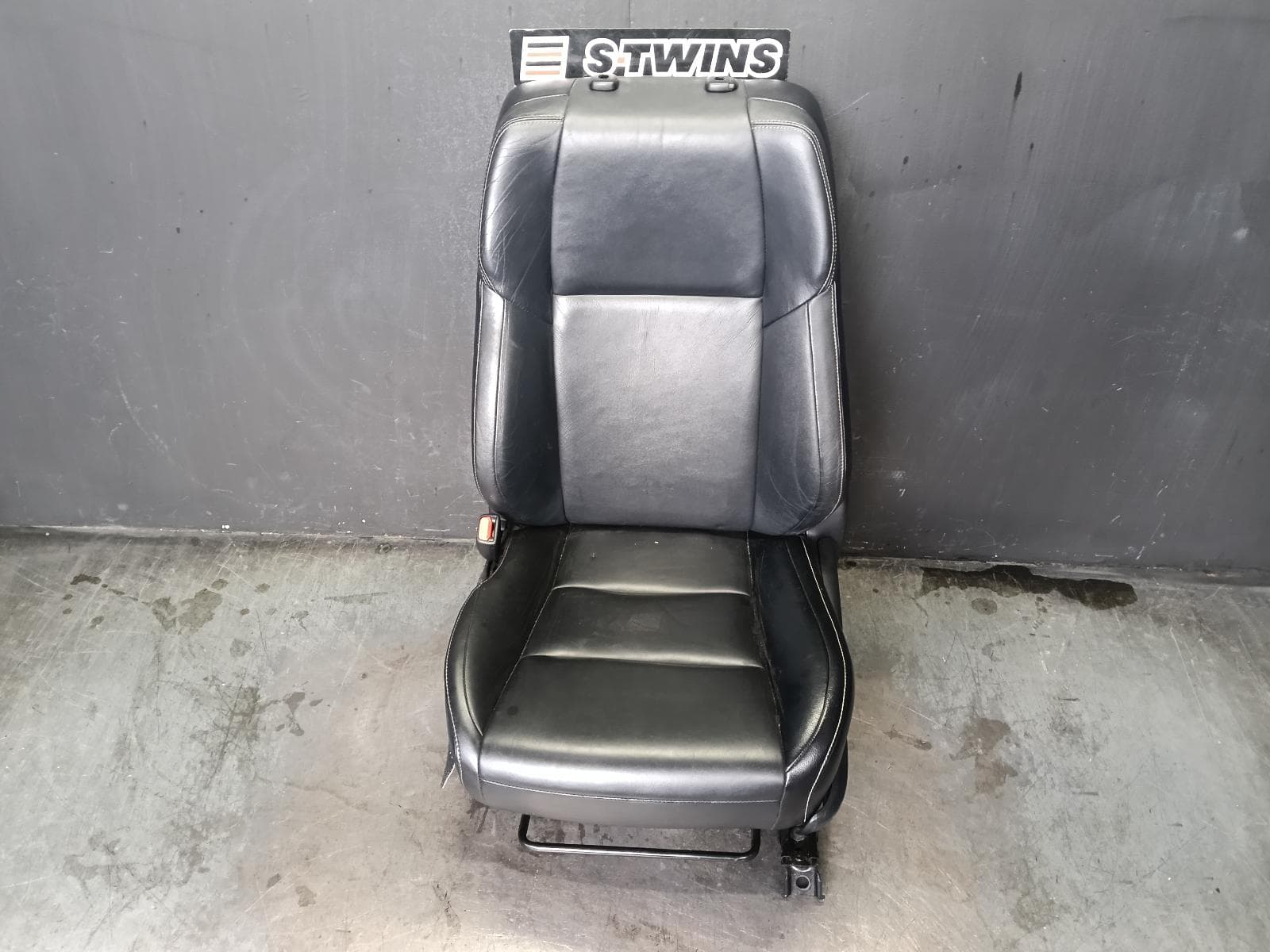 Used auto part listing image: 2013 TOYOTA RAV4 FRONT SEAT LH FRONT, XA40, LEATHER, BLACK, 12/12-12/18 0000422308