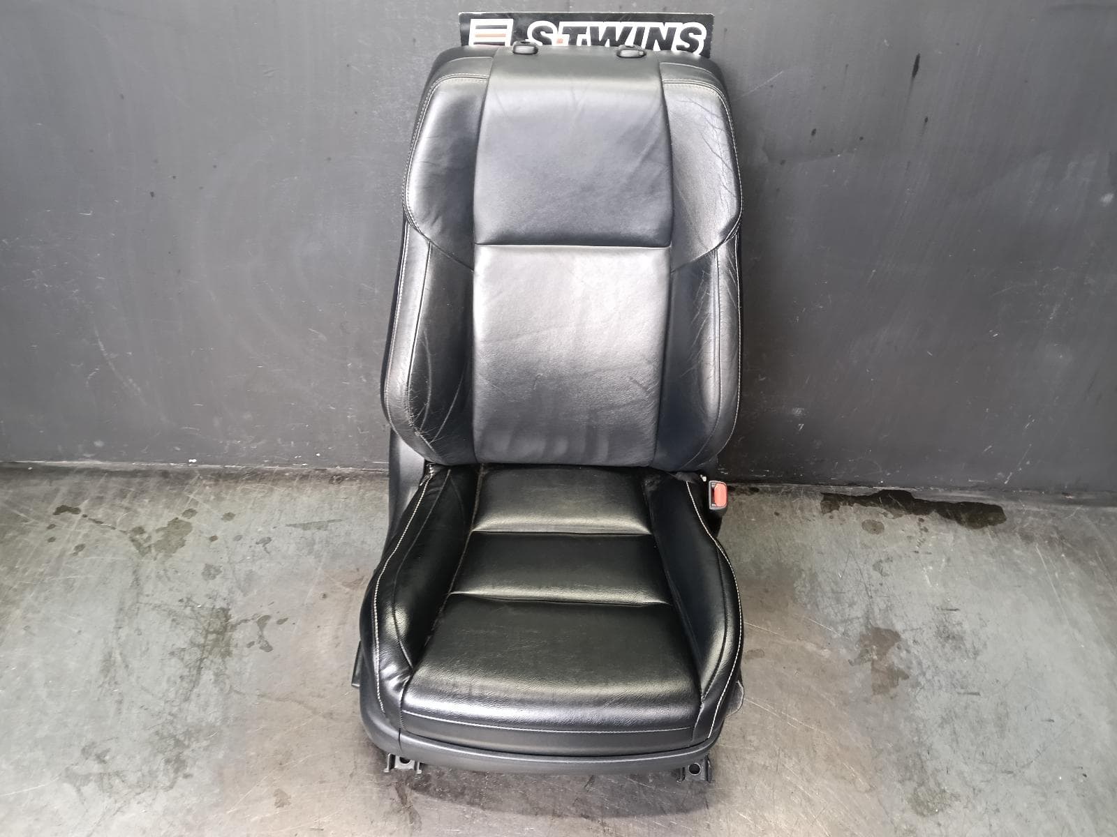 Used auto part listing image: 2013 TOYOTA RAV4 FRONT SEAT RH FRONT, XA40, LEATHER, BLACK, 12/12-12/18 0000422310