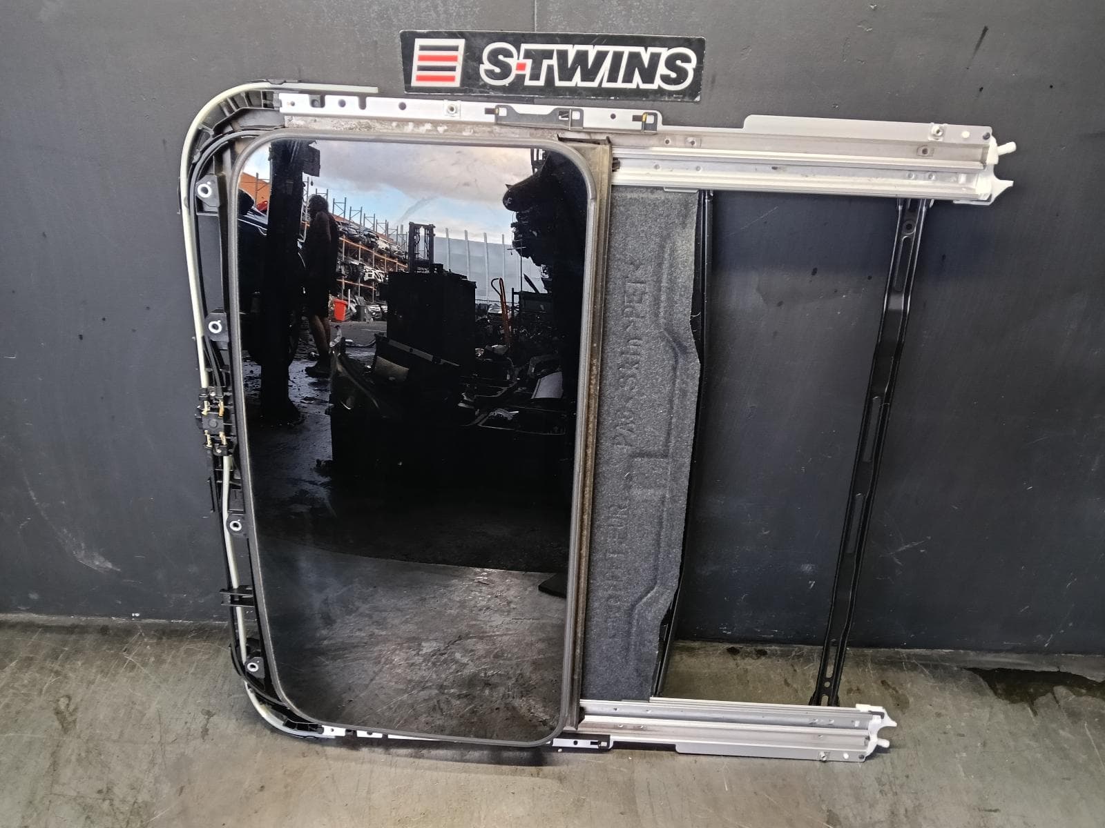 Used auto part listing image: 2013 TOYOTA RAV4 ROOF GLASS SUNROOF T XA40, 12/12-12/18 0000422364