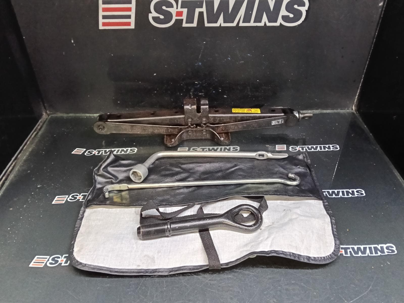 Used auto part listing image: 2013 TOYOTA RAV4 JACK TOOL KIT XA40, 12/12-12/18 0000422388