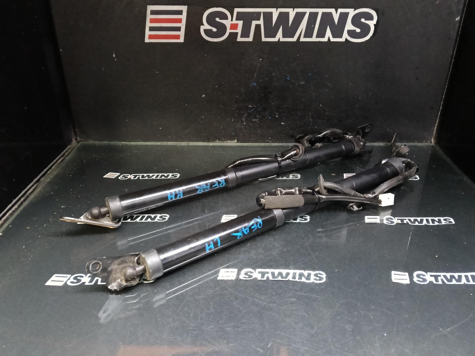 Used auto part listing image: 2013 TOYOTA RAV4 HATCH STRUT TAILGATE STRUT (PAIR), POWER LIFT TYPE, XA40, 12/12-12/18 0000422389