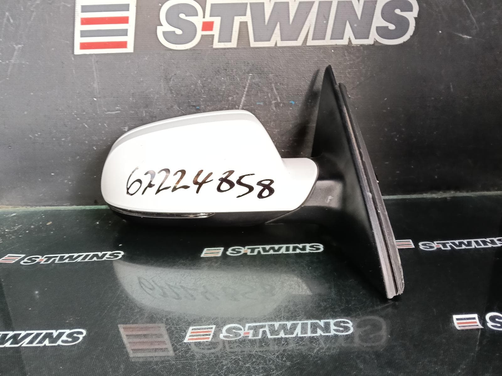 Used auto part listing image: 2014 AUDI A4 RIGHT DOOR MIRROR B8 8K, A4/S4, MANUAL FOLD, NO LANE CHANGE ASSIST TYPE, 2 PLUG (6/2 WIRE), 05/09-01/16 0000392884