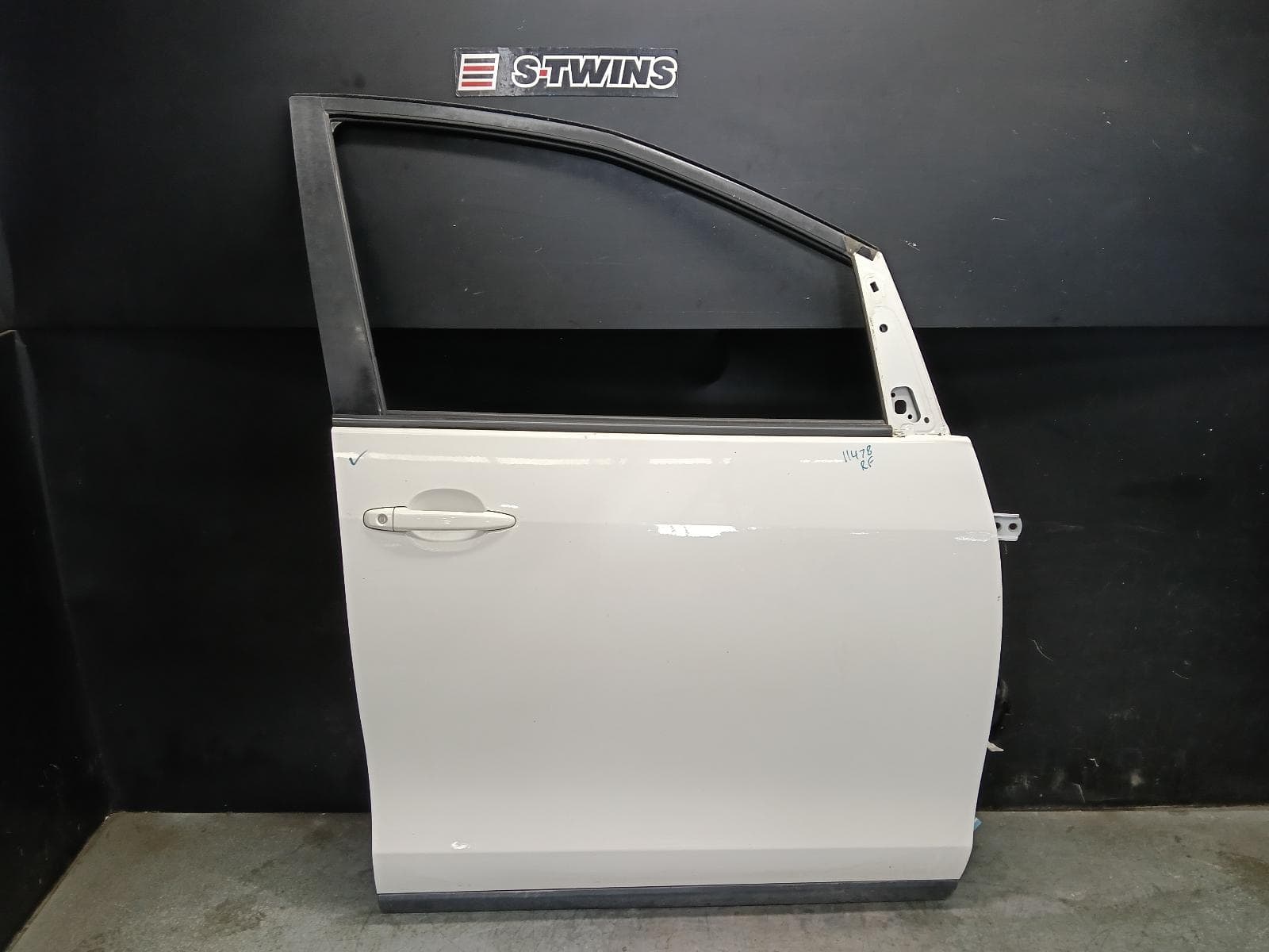 Used auto part listing image: 2017 TOYOTA TARAGO RIGHT FRONT DOOR ACR50R/GSR50R, 01/06-06/20 0000422300