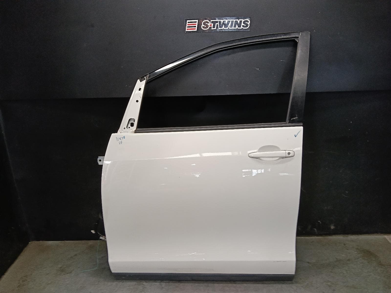 Used auto part listing image: 2017 TOYOTA TARAGO LEFT FRONT DOOR ACR50R/GSR50R, 01/06-06/20 0000422304