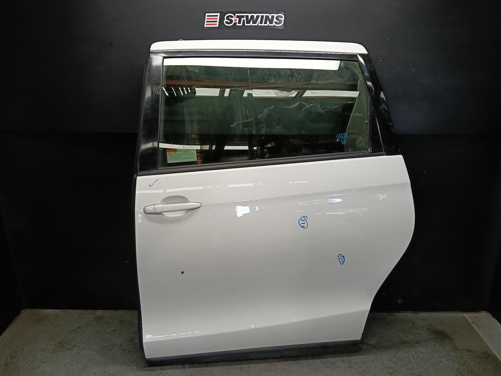 Used auto part listing image: 2017 TOYOTA TARAGO LEFT REAR DOOR SLIDING ACR50R/GSR50R, NON CURTAIN AIRBAG TYPE, 01/06-06/20 0000422322