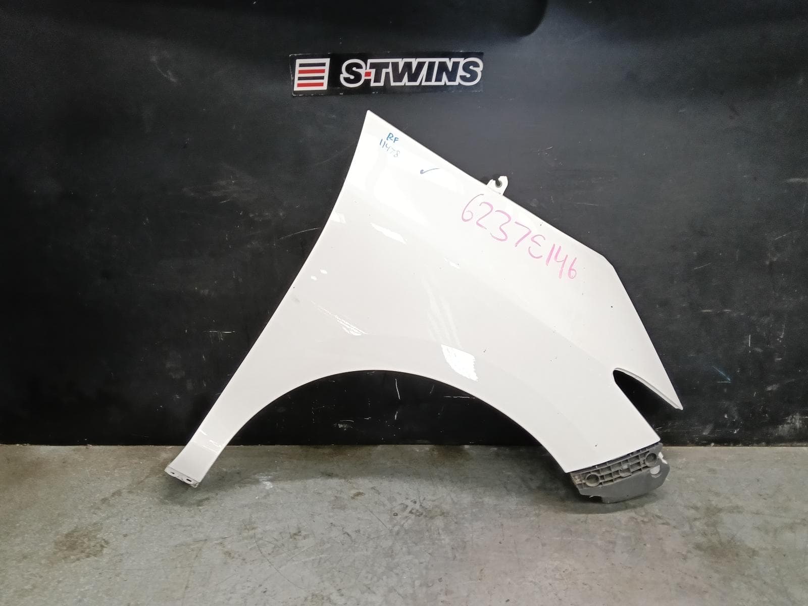 Used auto part listing image: 2017 TOYOTA TARAGO RIGHT GUARD ACR50R/GSR50R, 01/06-06/20 0000422299