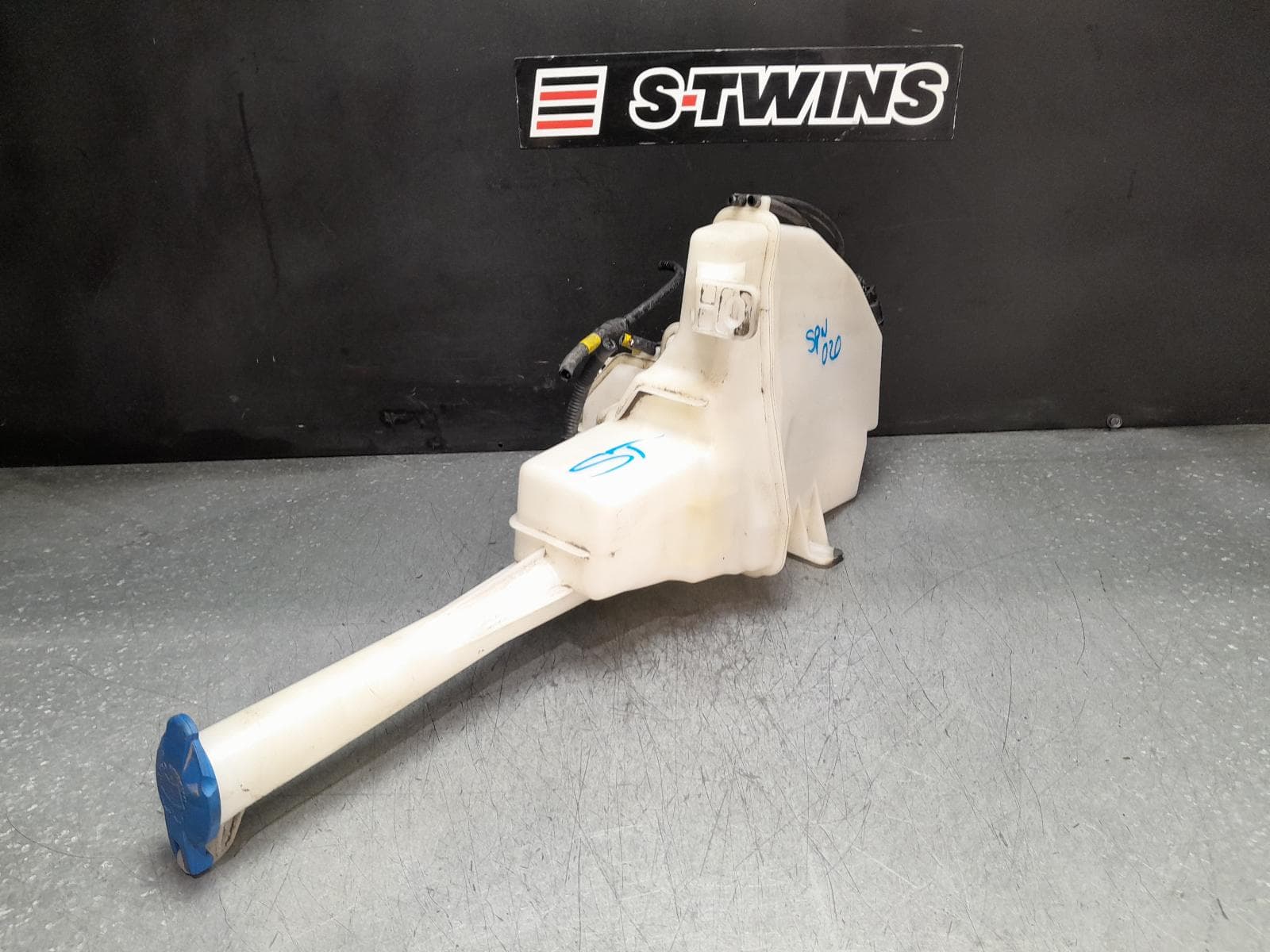 Used auto part listing image: 2013 KIA SPORTAGE WASHER BOTTLE SL, NON H/LAMP WASHER TYPE, 06/13-10/15 0000377887