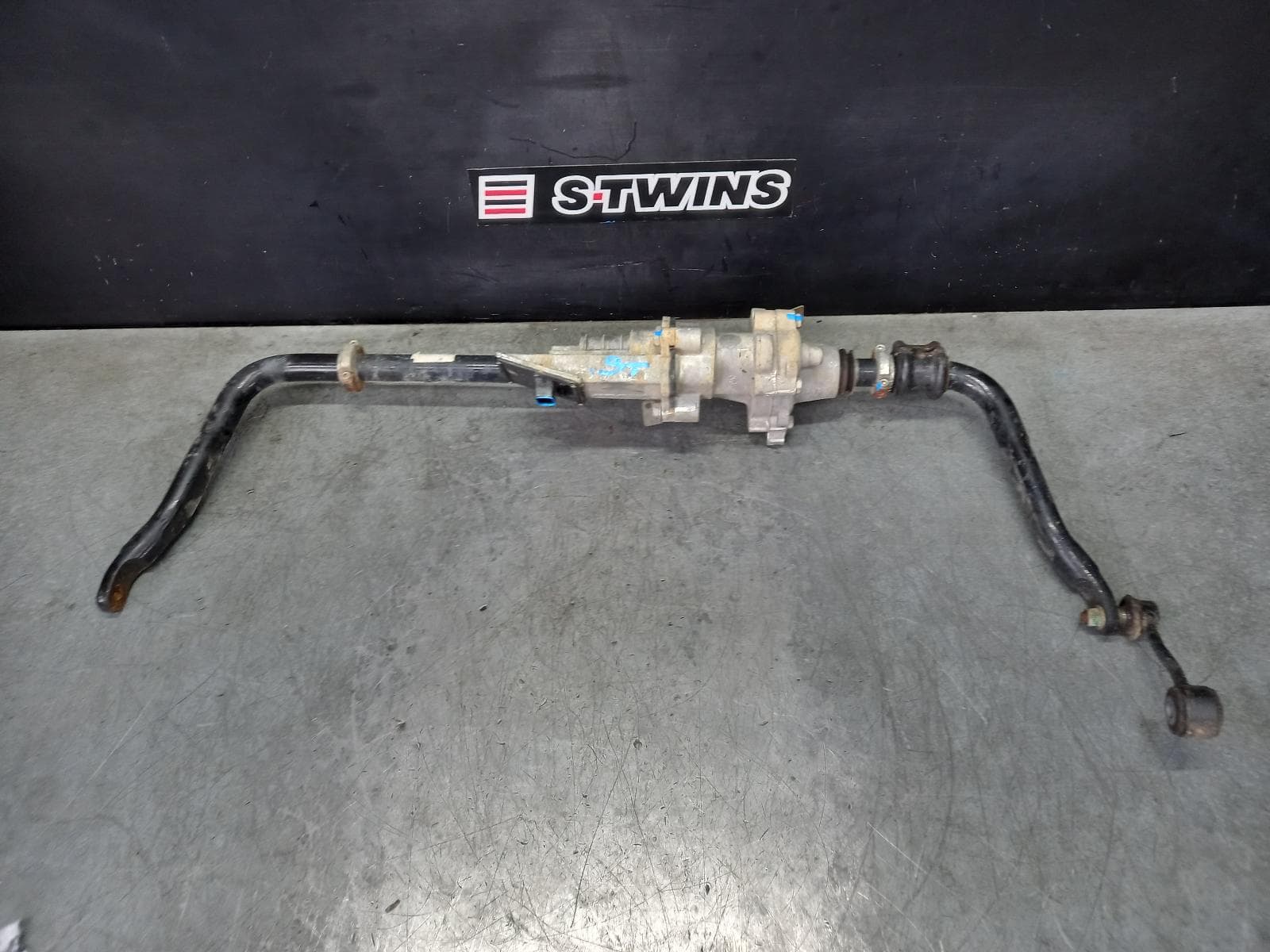 Used auto part listing image: 2013 JEEP WRANGLER STABILIZER BAR JK, FRONT SWAY BAR, RUBICON TYPE (ELECTRONIC DISCONNECT), 12/06-07/18 0000350767
